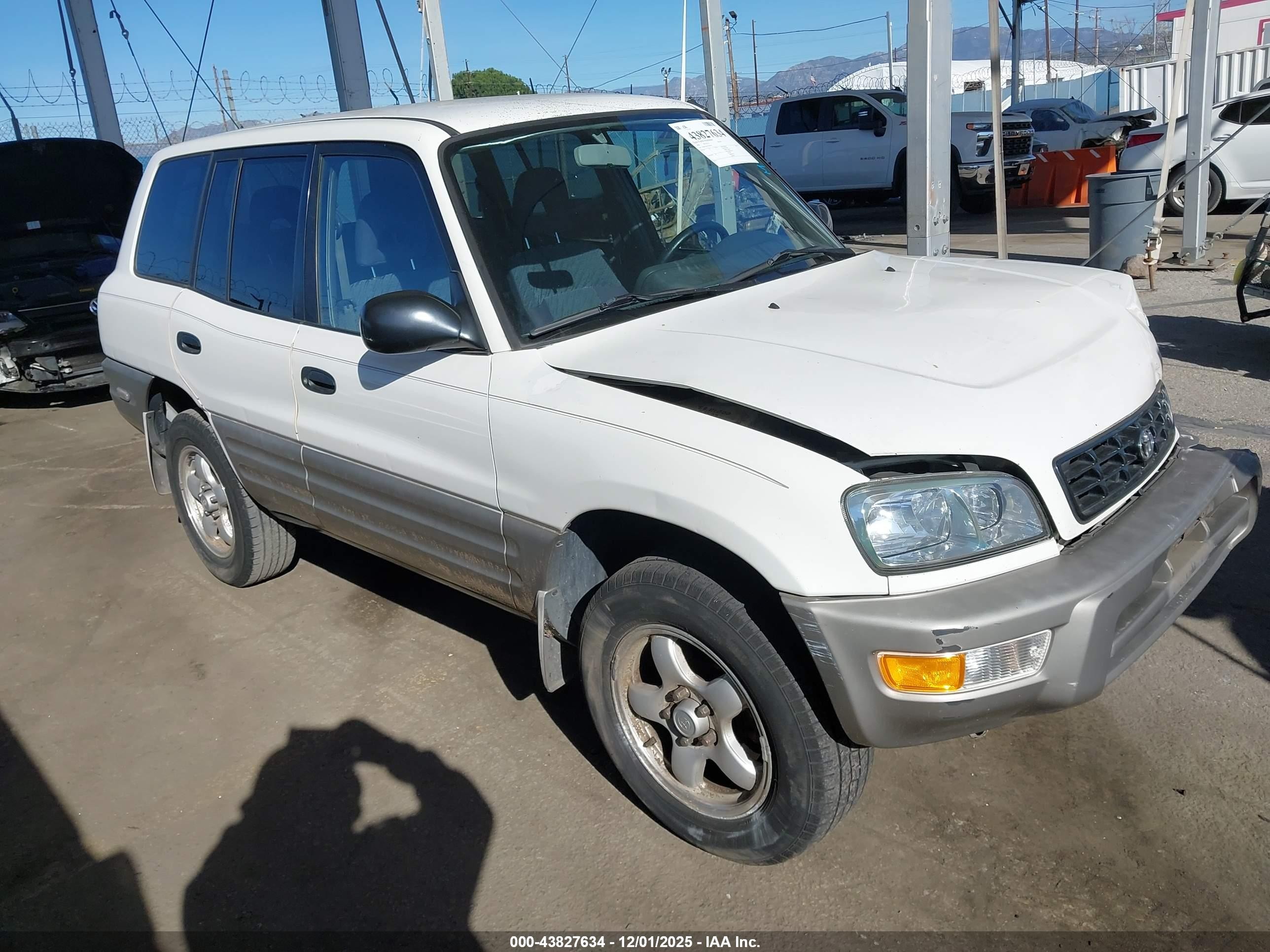 1998 Toyota RAV4, VIN JT3HP10V8W7094794 — Front end