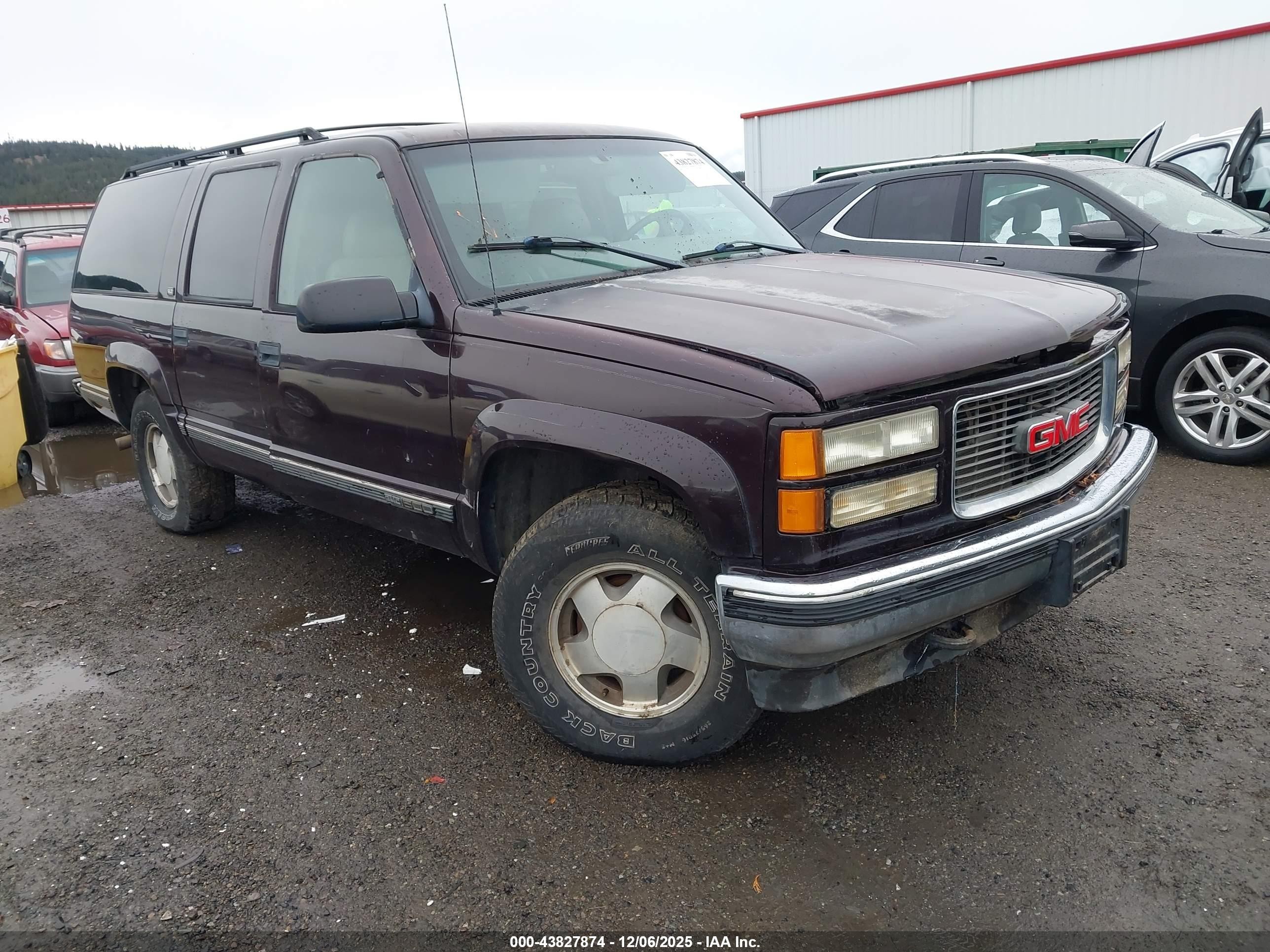 1996 GMC Suburban, VIN 3GKFK16R1TG511009 — Side