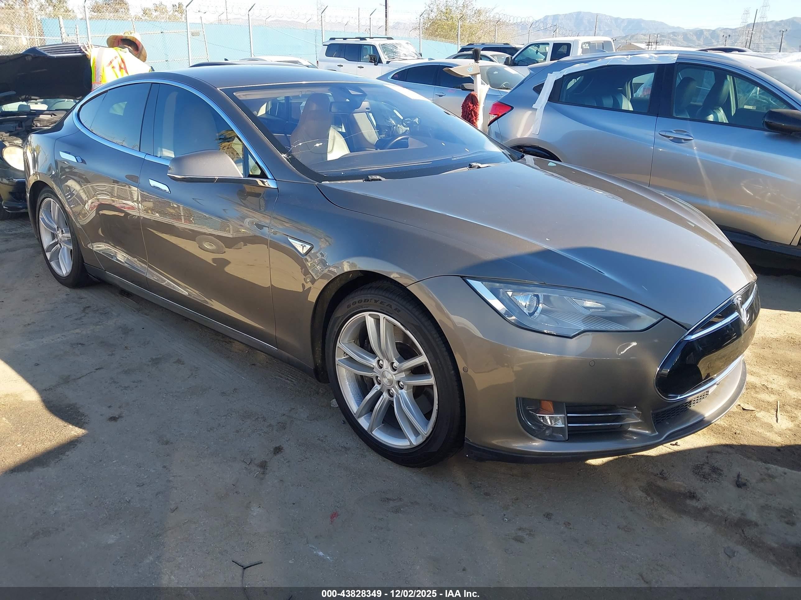 2015 Tesla Model S 85D, VIN 5YJSA1H29FF085139 — Vandalism