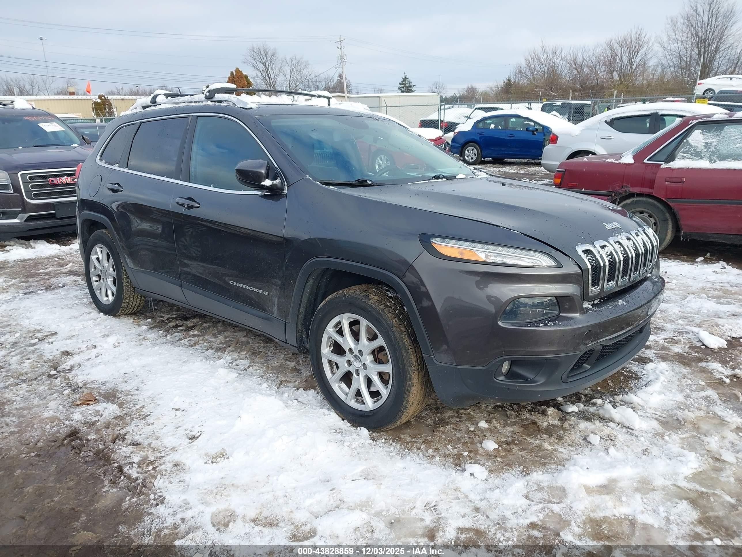 2015 Jeep Cherokee Latitude, VIN 1C4PJLCB9FW584320 — Бок