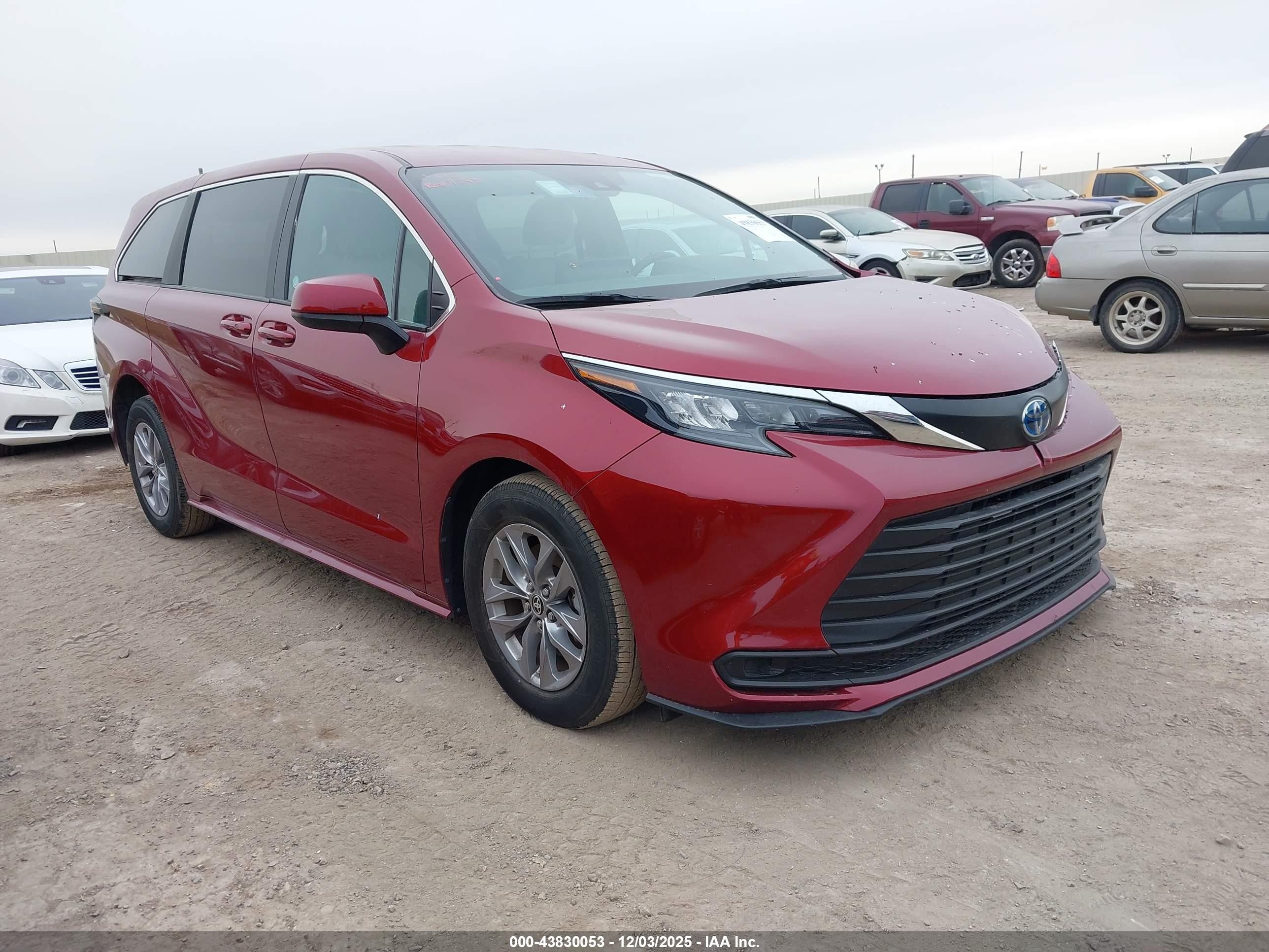2025 Toyota Sienna LE, VIN 5TDKRKEC1SS228005 — Front end