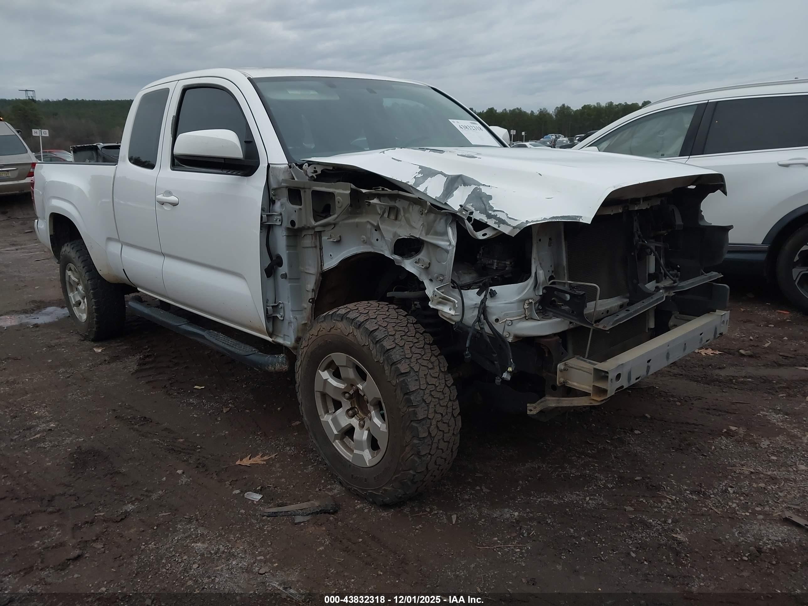 2017 Toyota Tacoma SR, VIN 5TFRX5GN5HX079993 — Front end