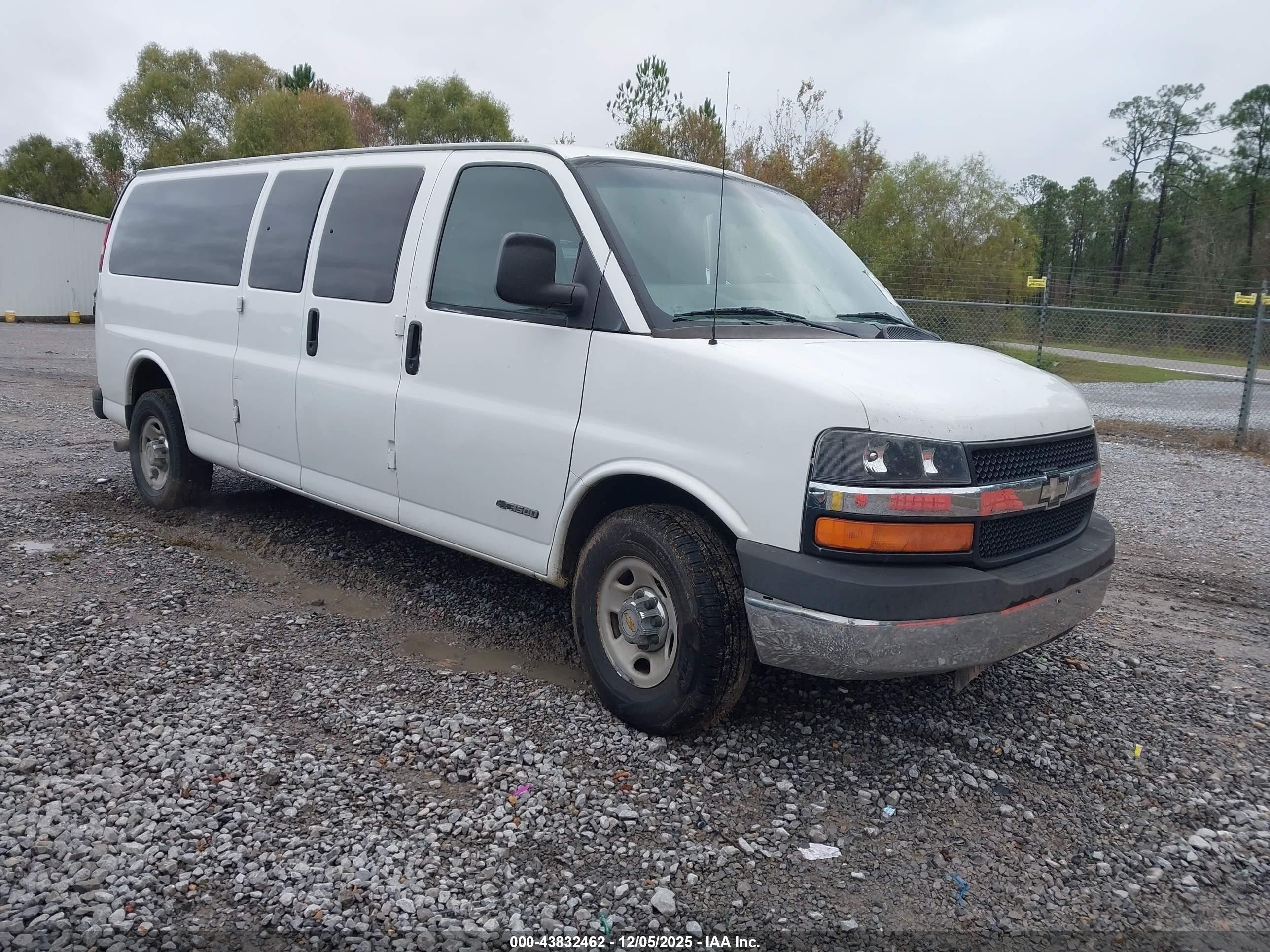 2004 Chevrolet Express Passenger, VIN 1GAHG39U541151950 — Side