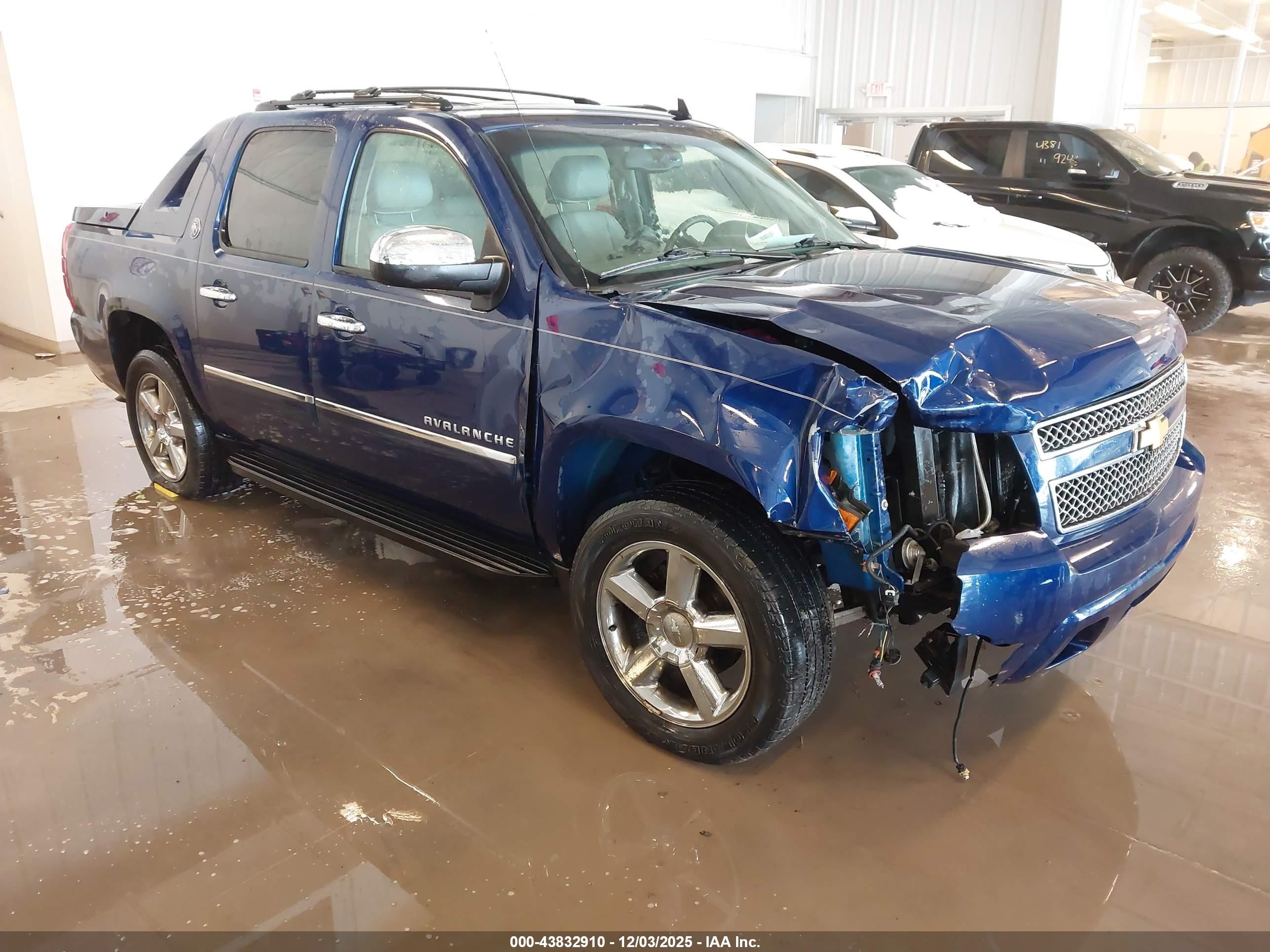 2013 Chevrolet Avalanche LTZ, VIN 3GNTKGE73DG376593 — Front end