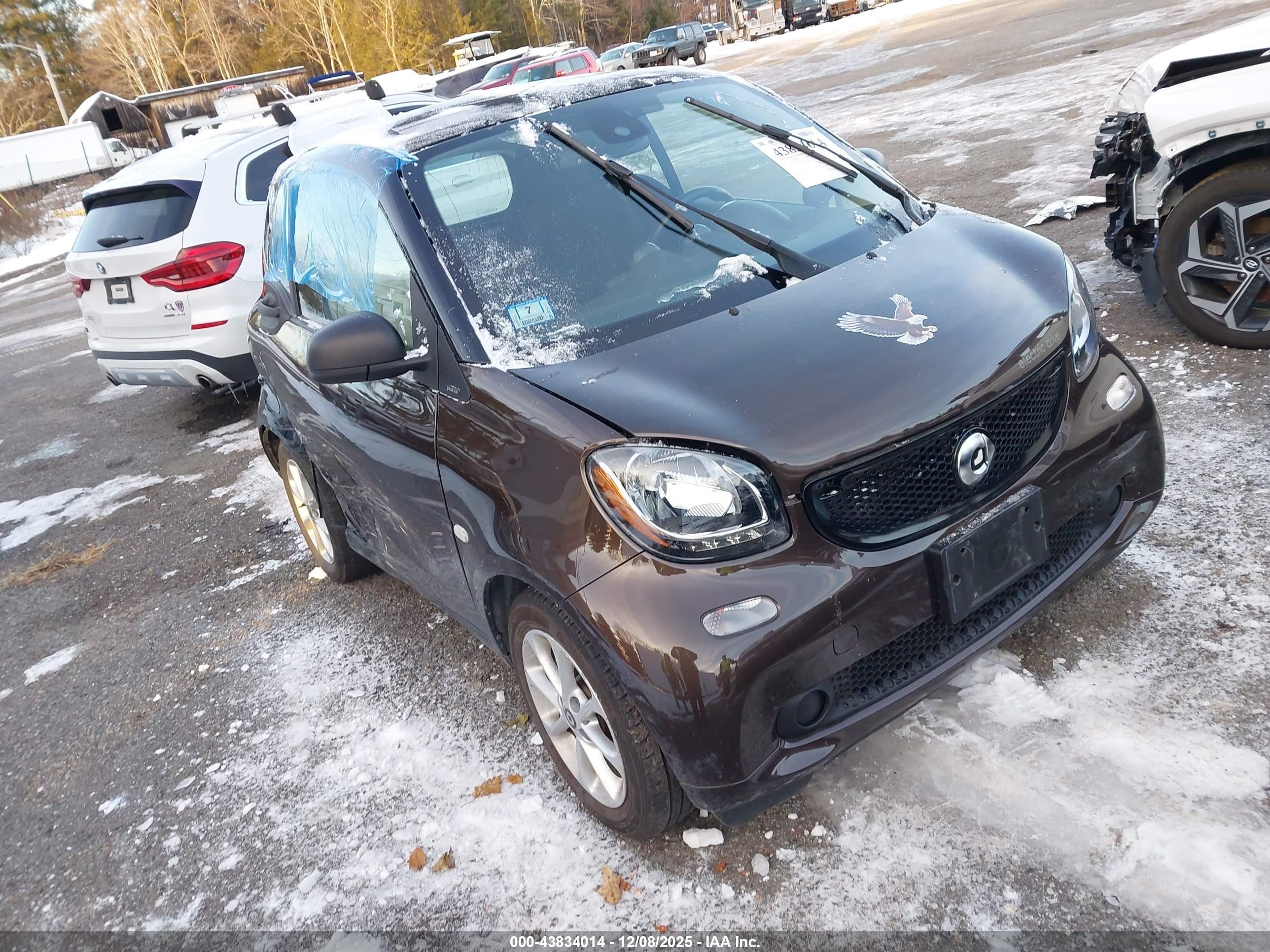 2018 Smart fortwo Pure, VIN WMEFJ9BA9JK240981 — Side