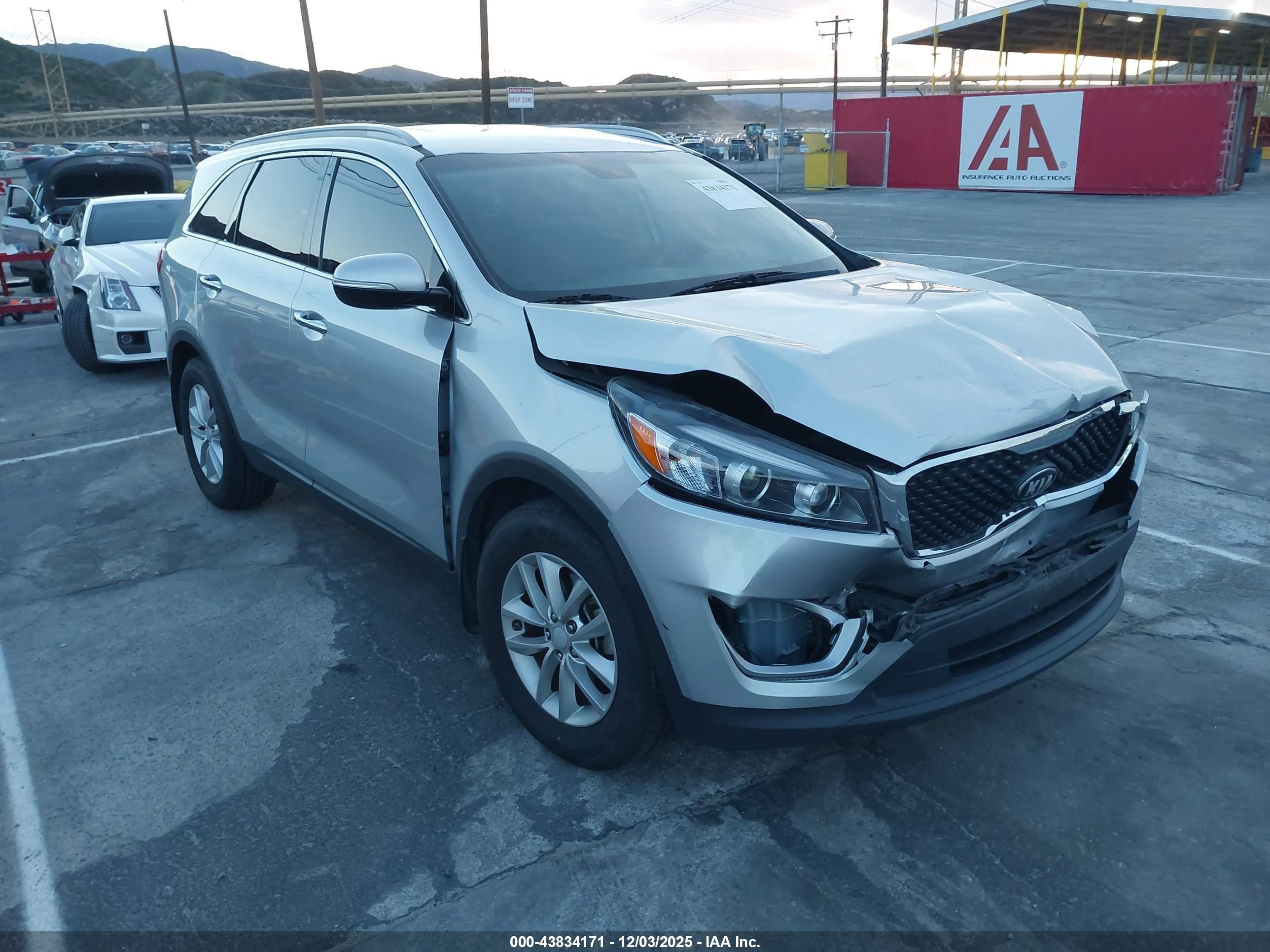 2017 Kia Sorento LX, VIN 5XYPG4A37HG191304 — Front end