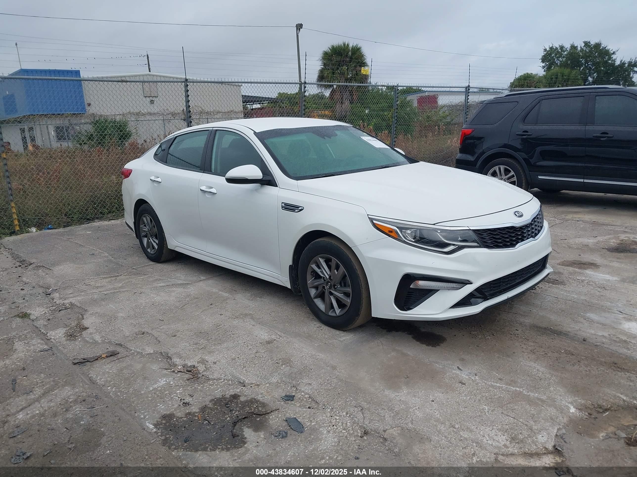 2019 Kia Optima S, VIN 5XXGT4L37KG339472 — Normal wear