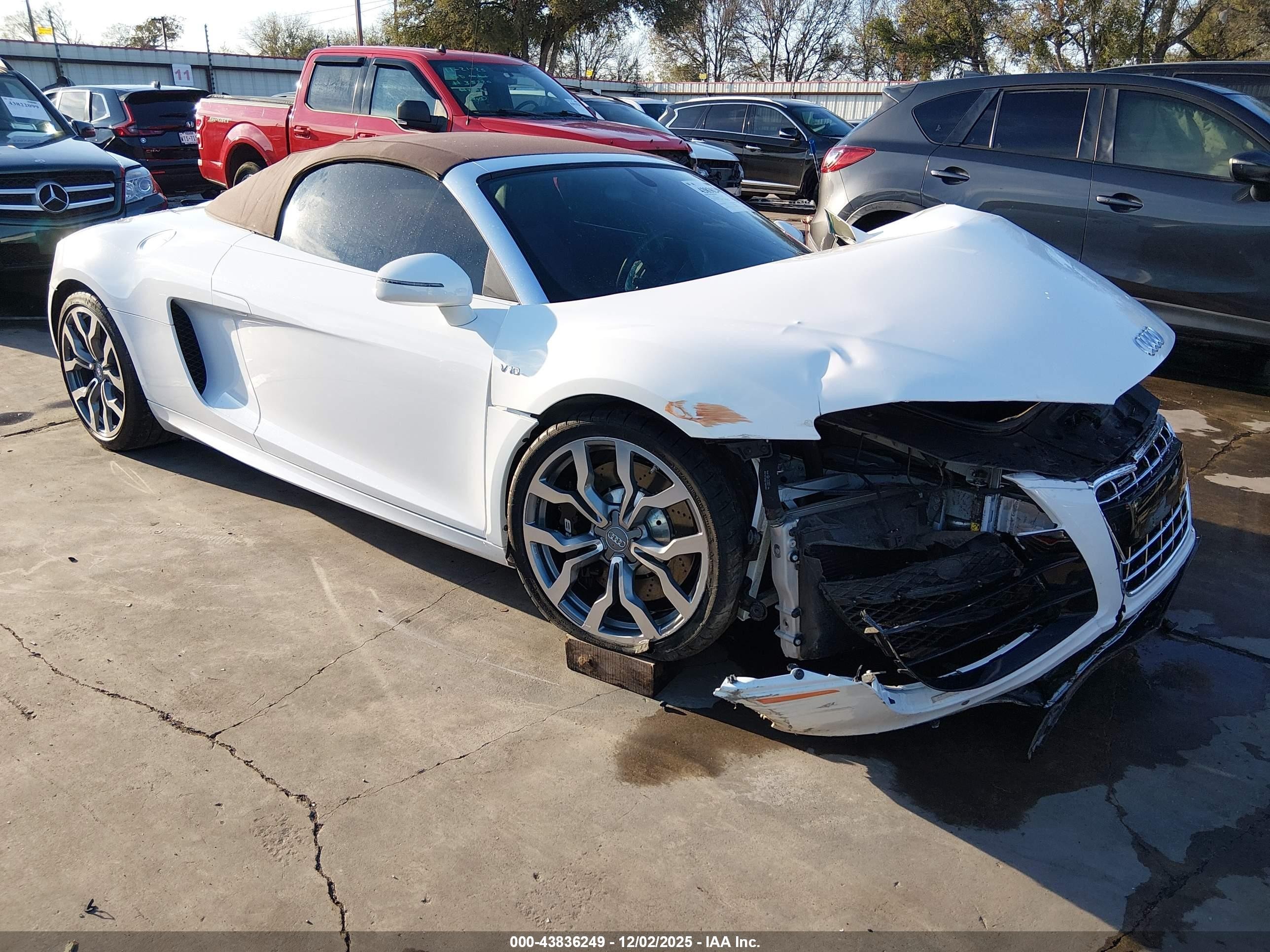 2011 Audi R8, VIN WUATNAFG6BN000635 — Перед