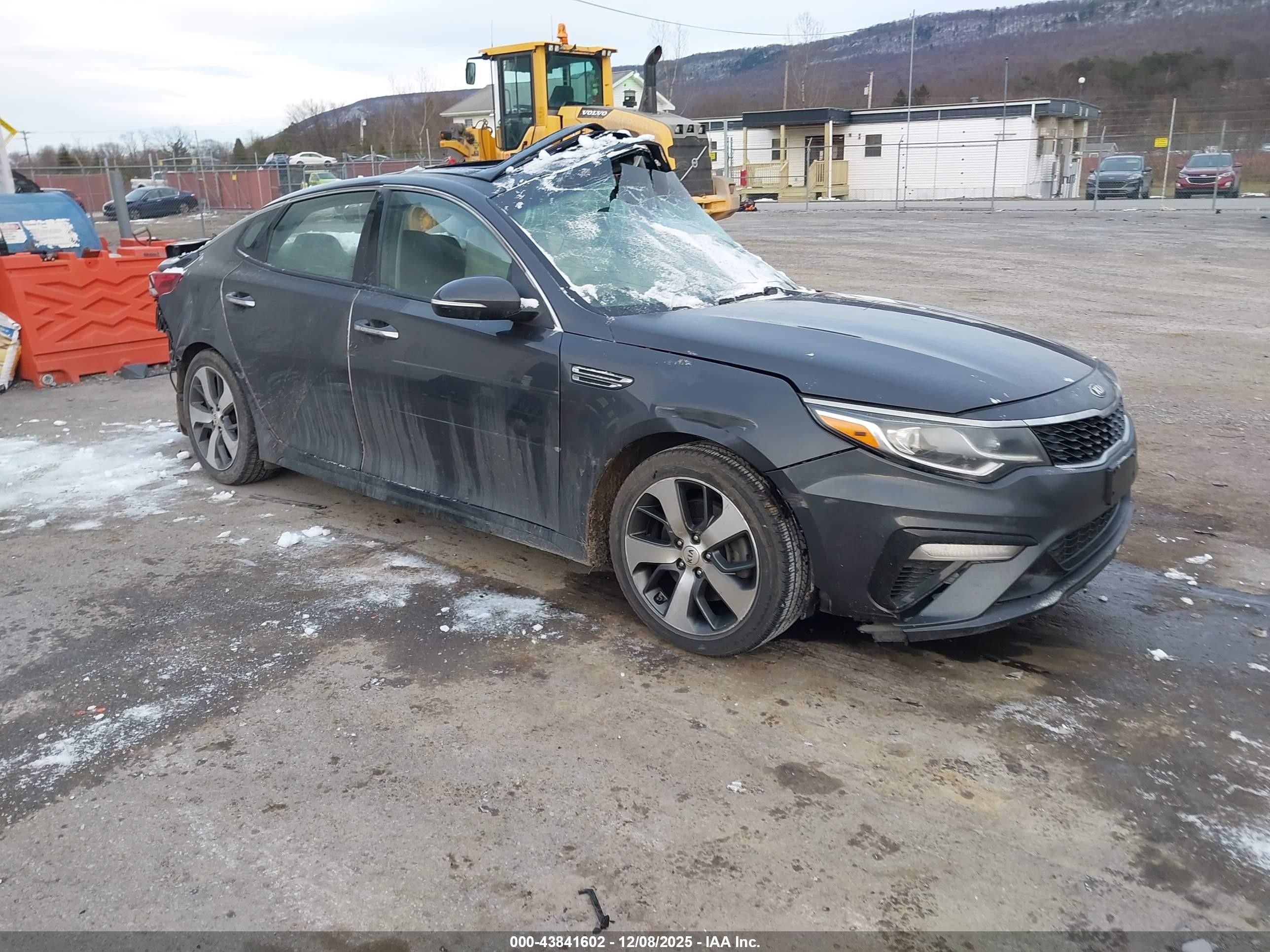 2019 Kia Optima LX, VIN 5XXGT4L38KG291559 — Side