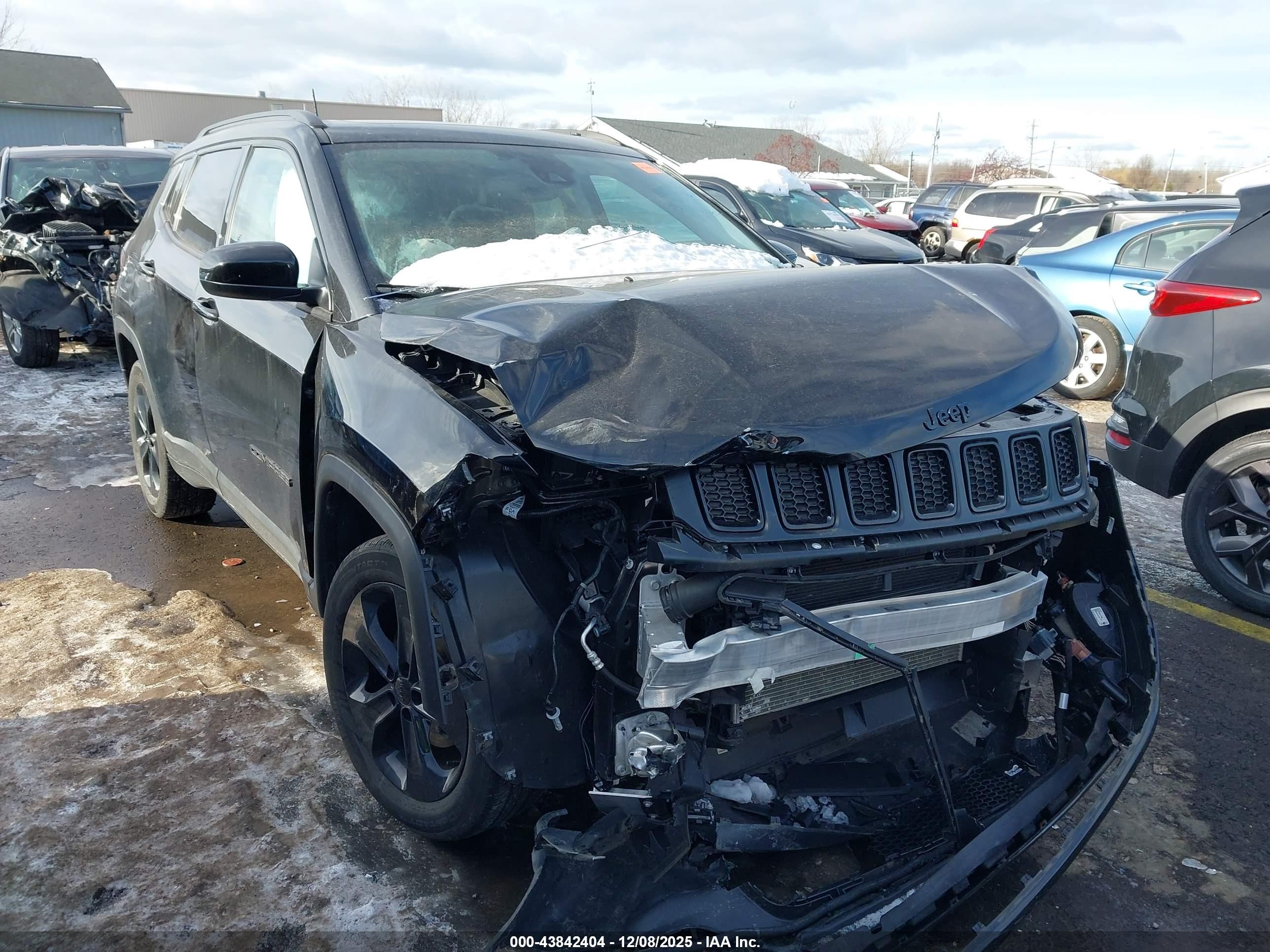2021 Jeep Compass Altitude, VIN 3C4NJDBB6MT525498 — Front end