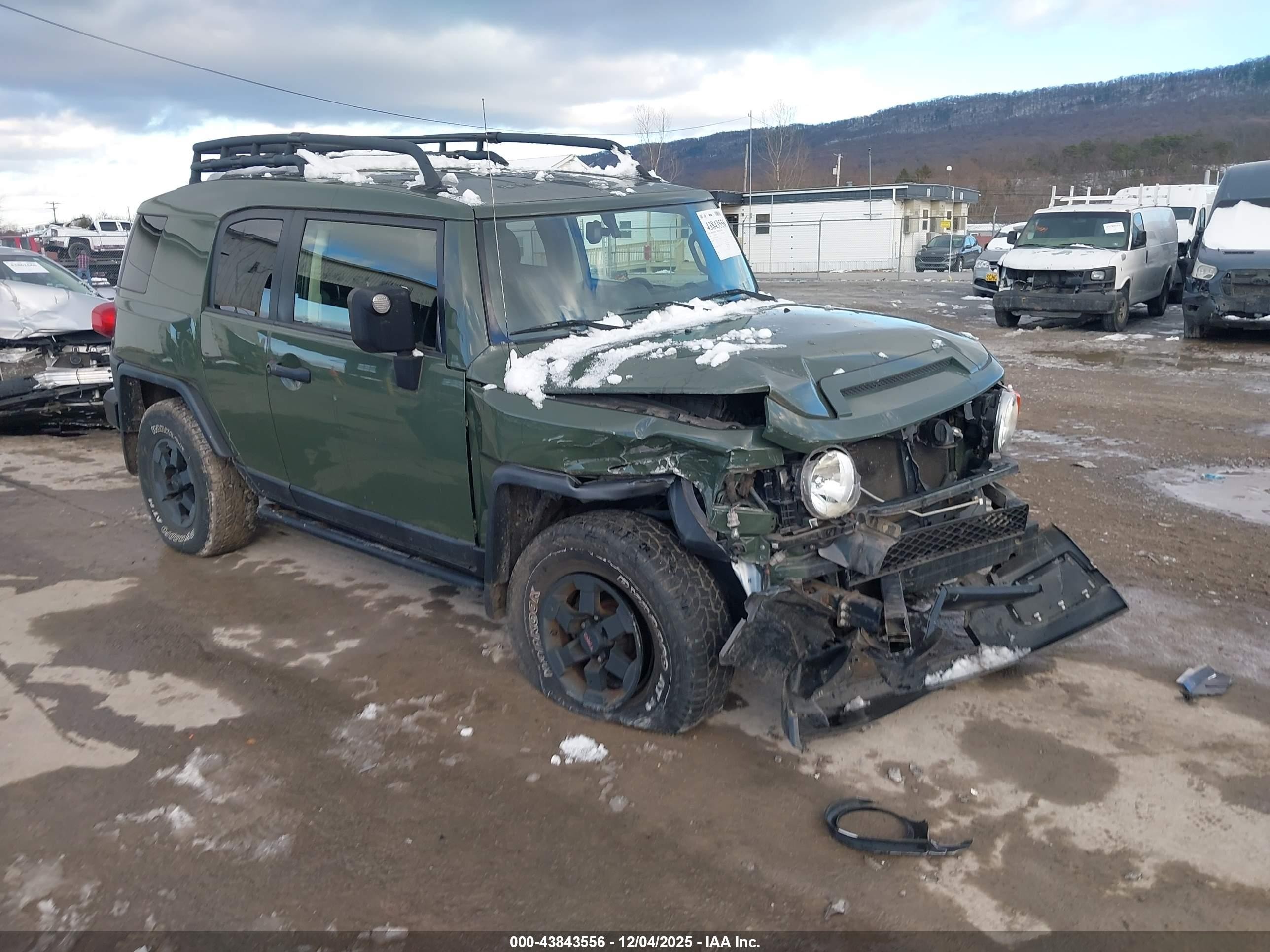 2011 Toyota FJ Cruiser, VIN JTEBU4BF2BK115269 — Front end