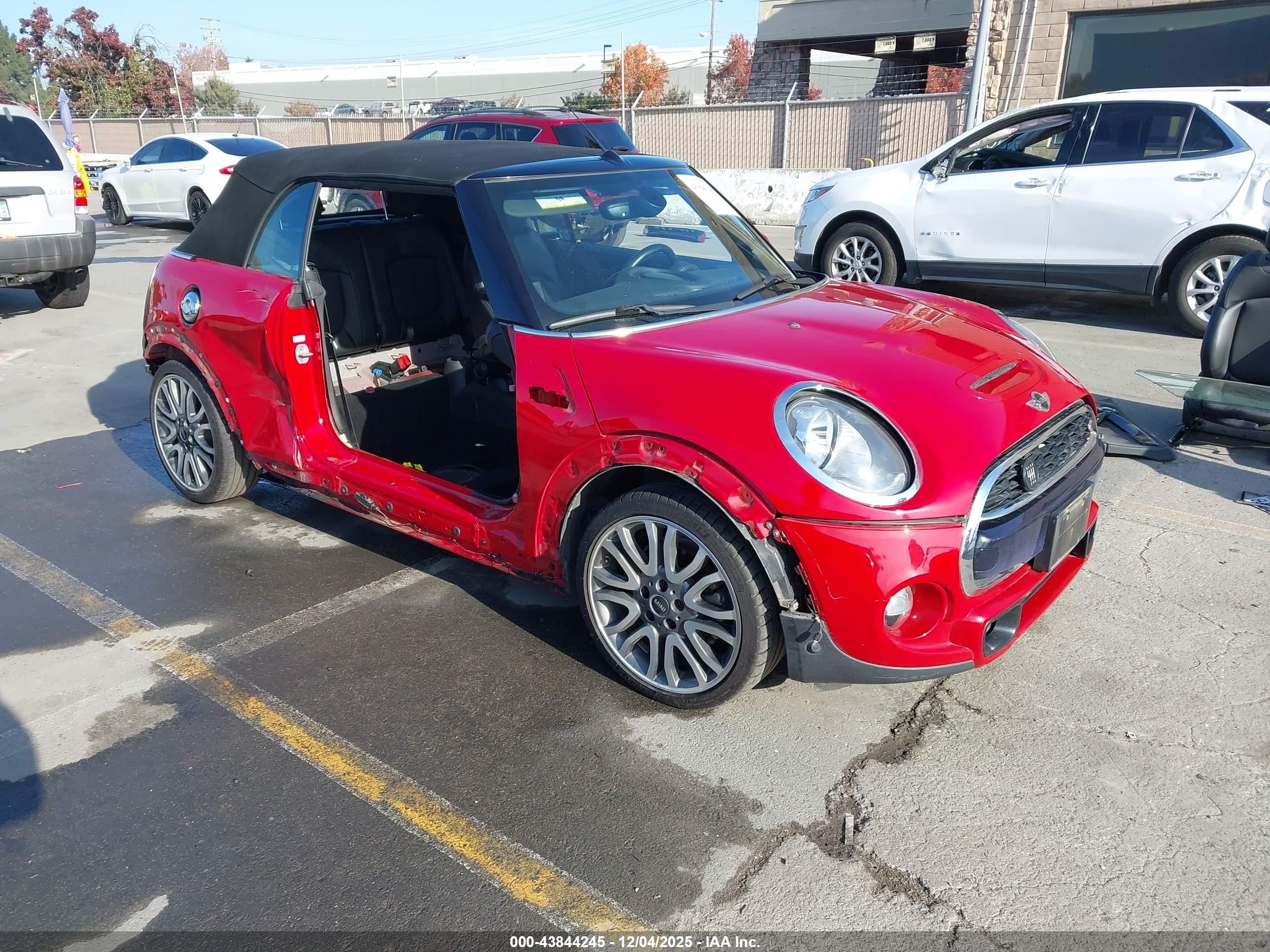 2018 MINI Convertible Cooper S, VIN WMWWG9C58J3D22645 — Бок