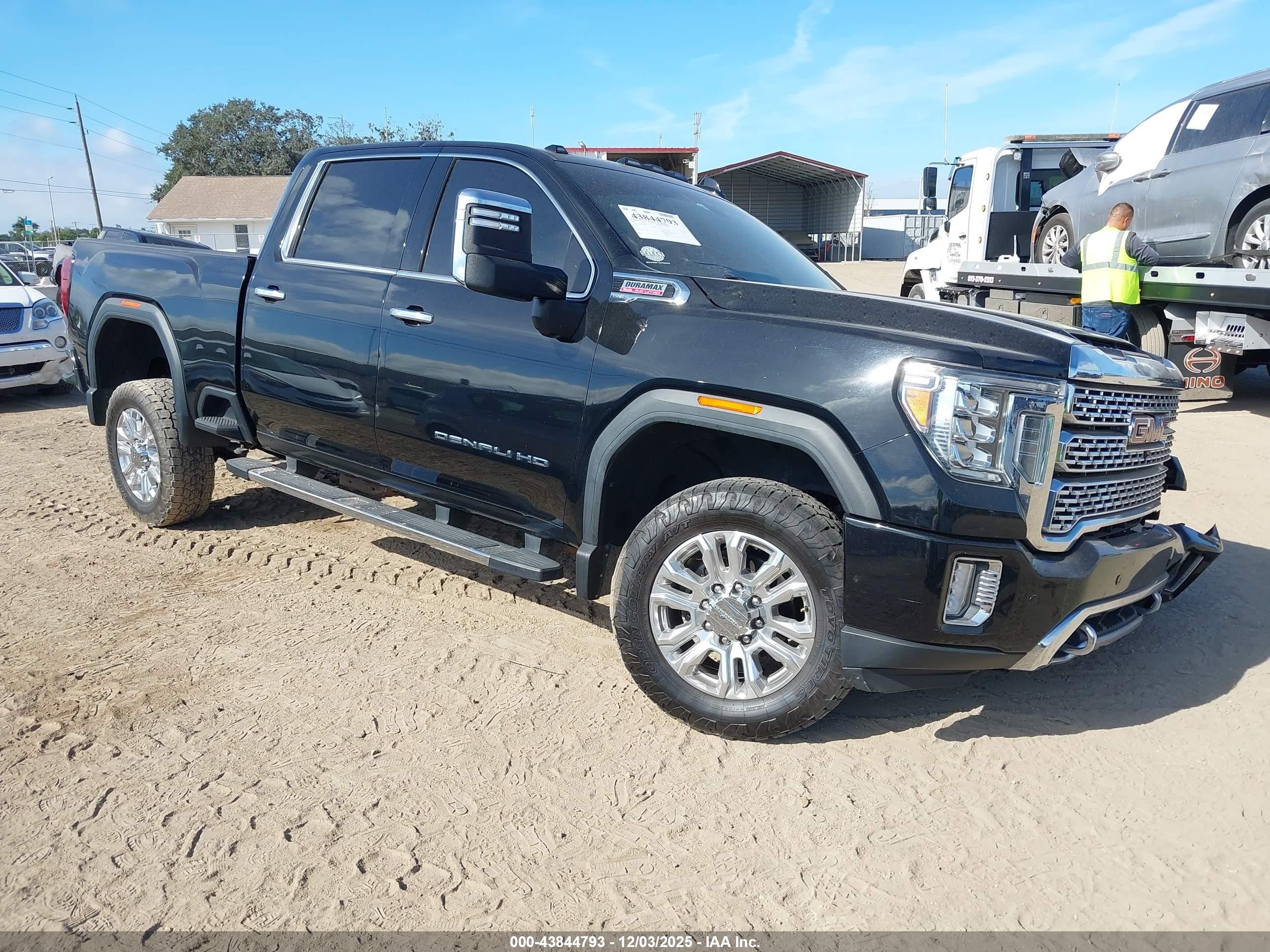 2021 GMC Sierra 2500HD Denali, VIN 1GT19REY6MF135144 — Front end