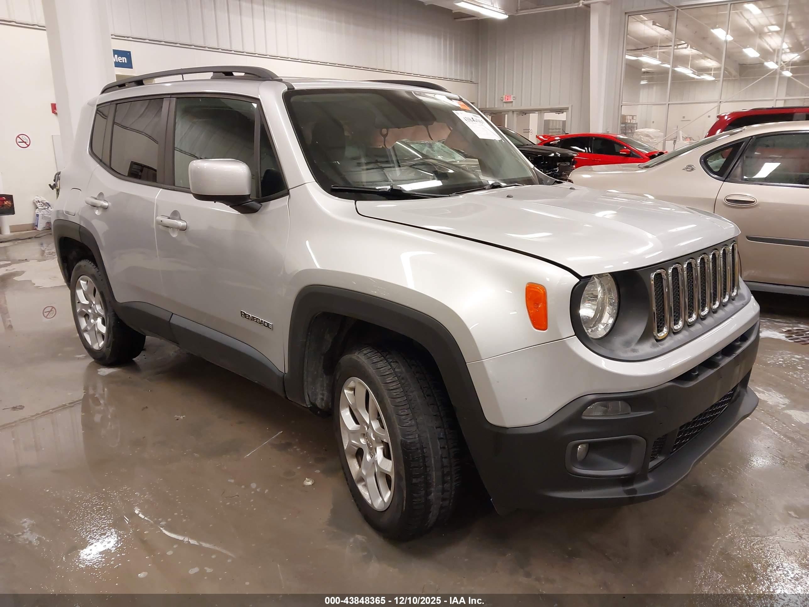 2016 Jeep Renegade Latitude, VIN ZACCJBBT2GPC77590 — Front end