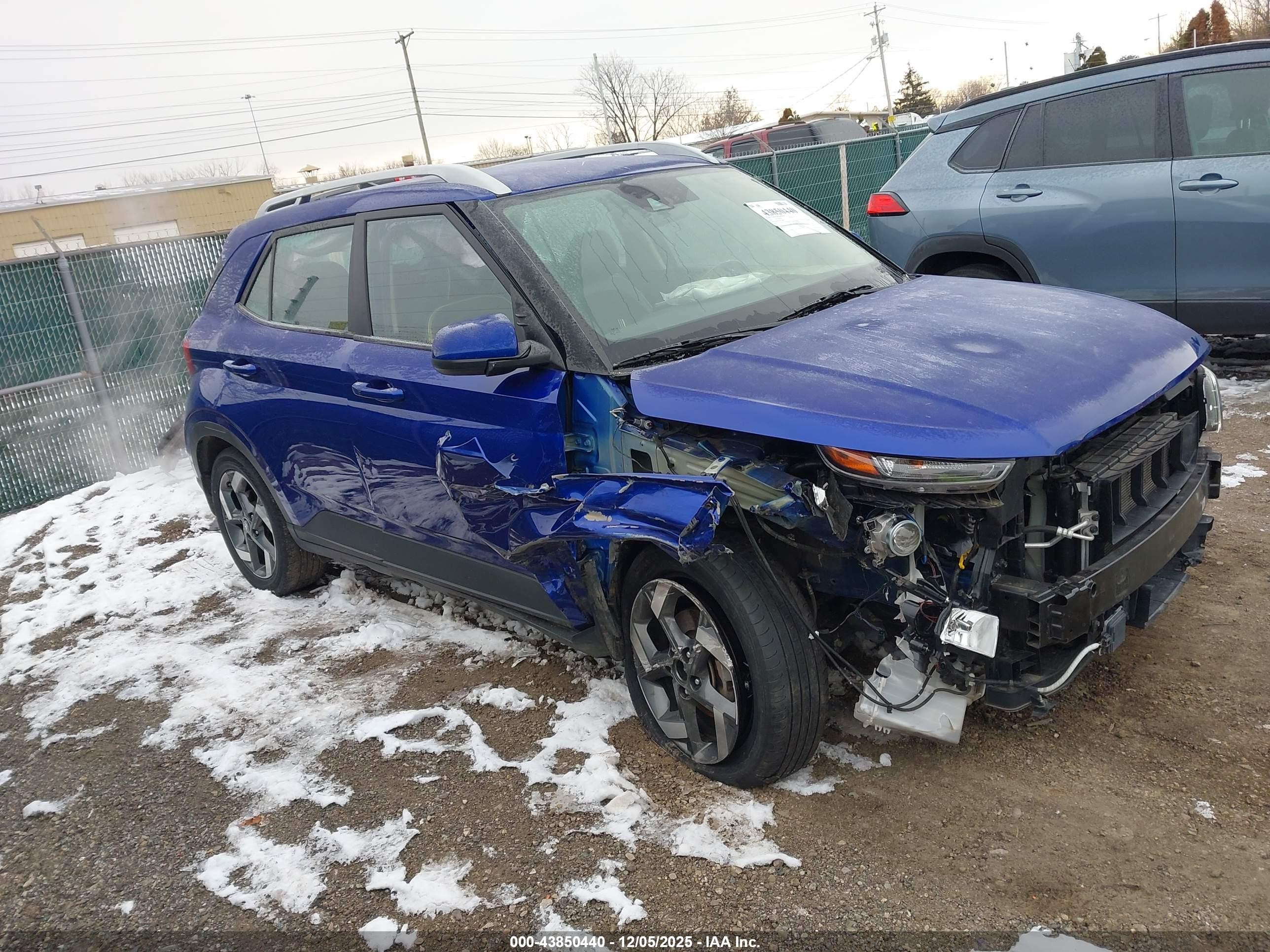 2022 Hyundai Venue SEL, VIN KMHRC8A34NU188541 — Side