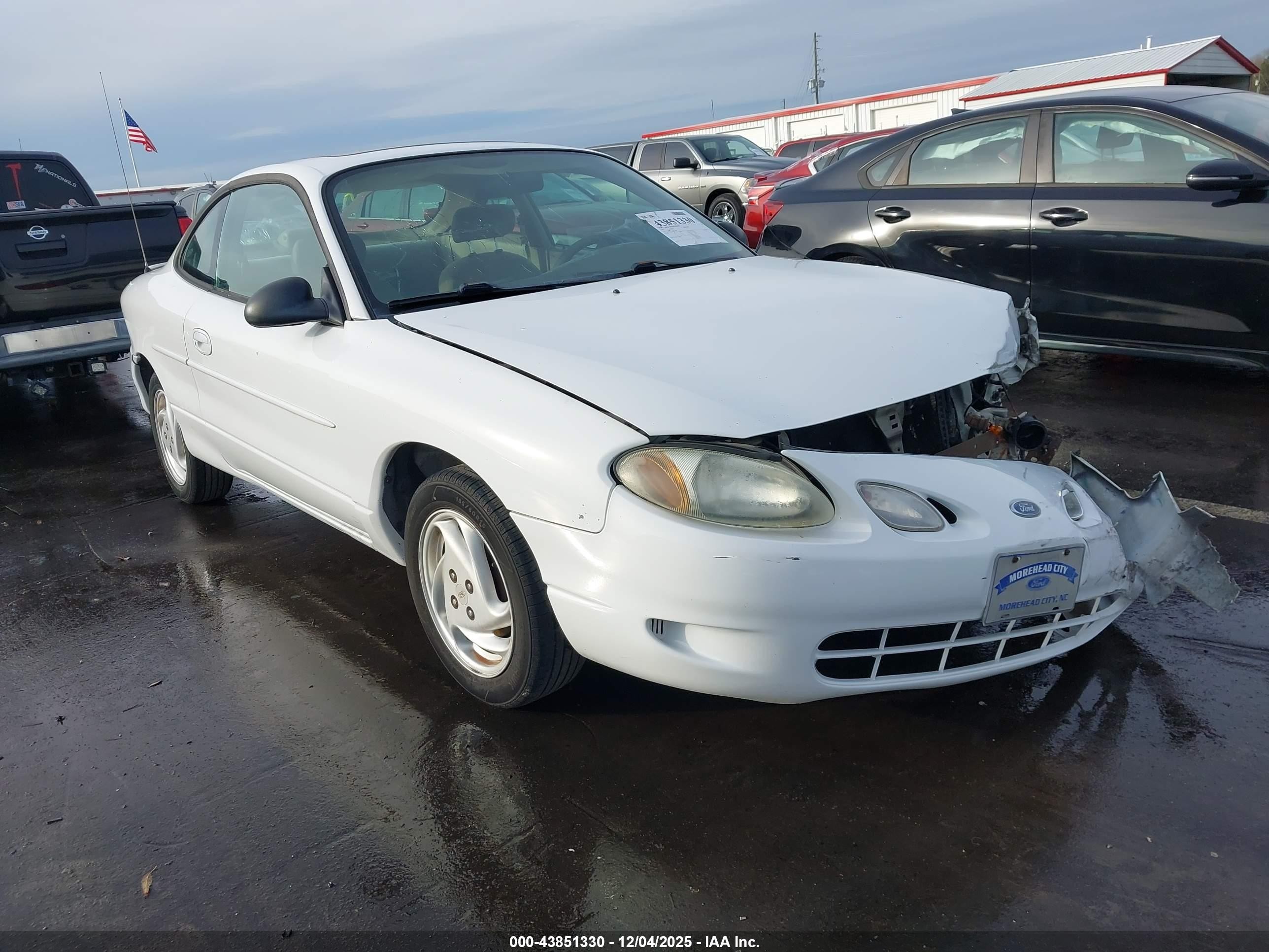 2002 Ford Escort ZX2 Standard, VIN 3FAFP113X2R221988 — Перед