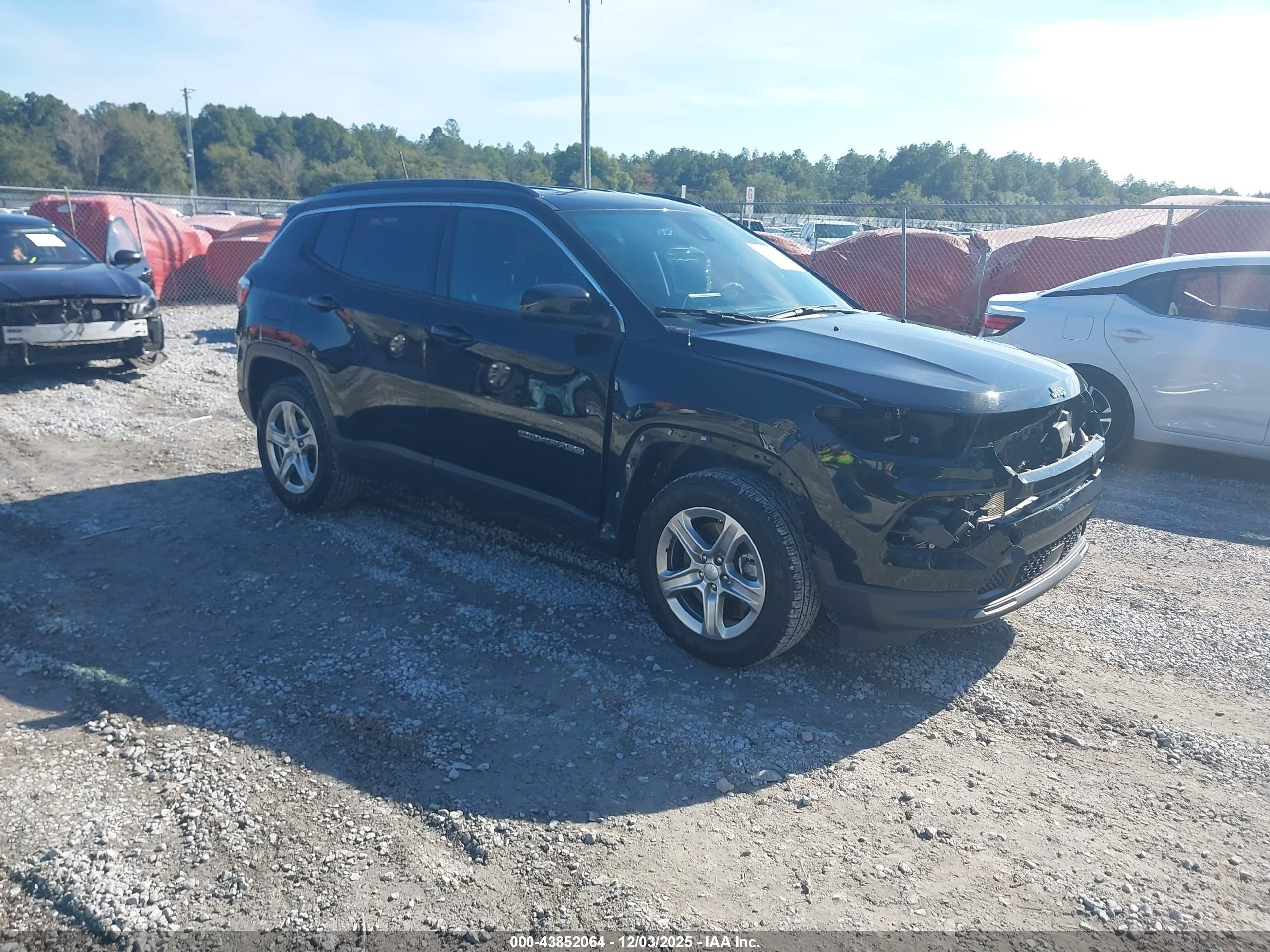 2024 Jeep Compass Latitude, VIN 3C4NJDBN6RT595374 — Front end