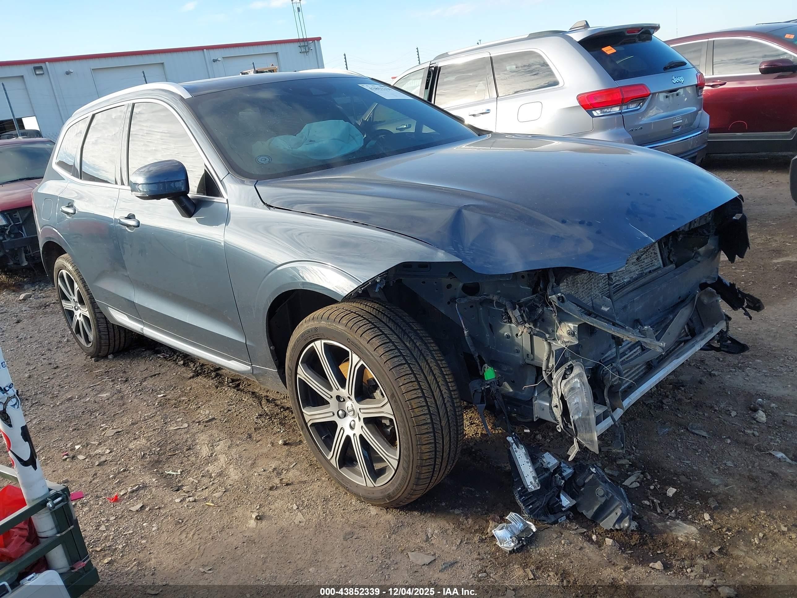 2021 Volvo XC60 Inscription, VIN YV4102DL2M1805127 — Перед