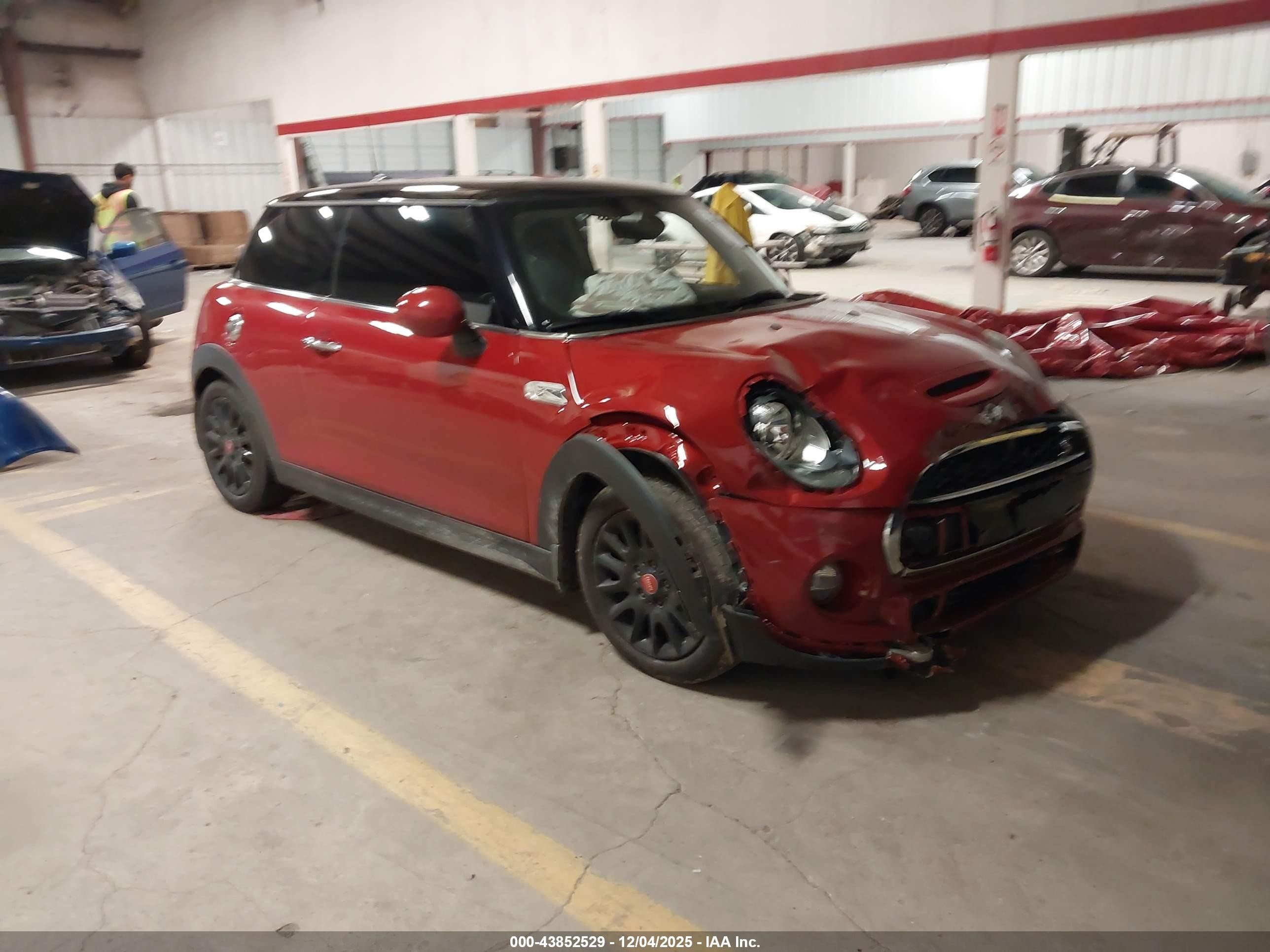 2016 MINI Hardtop S, VIN WMWXP7C57G3B92617 — Перед