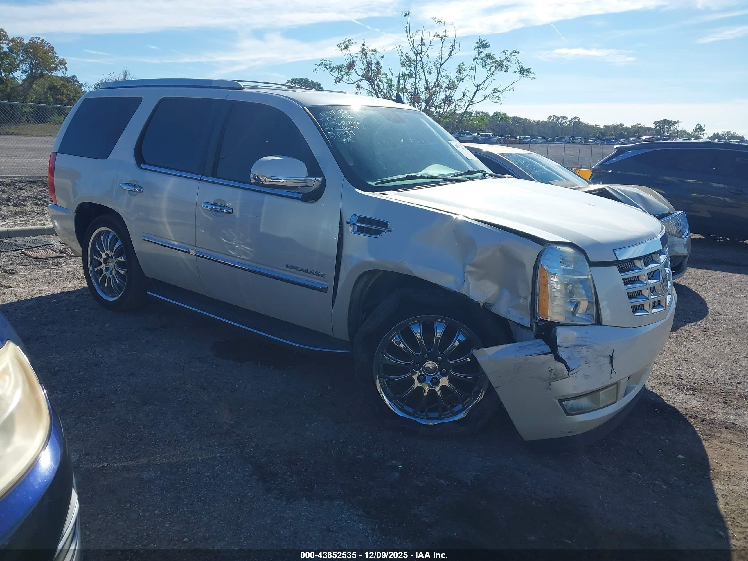 2011 Cadillac Escalade, VIN 1GYS3AEF2BR400511 — Front end