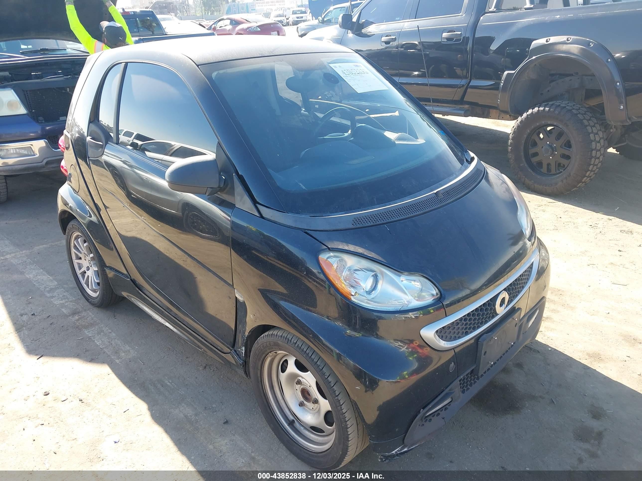 2015 Smart fortwo Passion, VIN WMEEJ3BA1FK804199 — Side