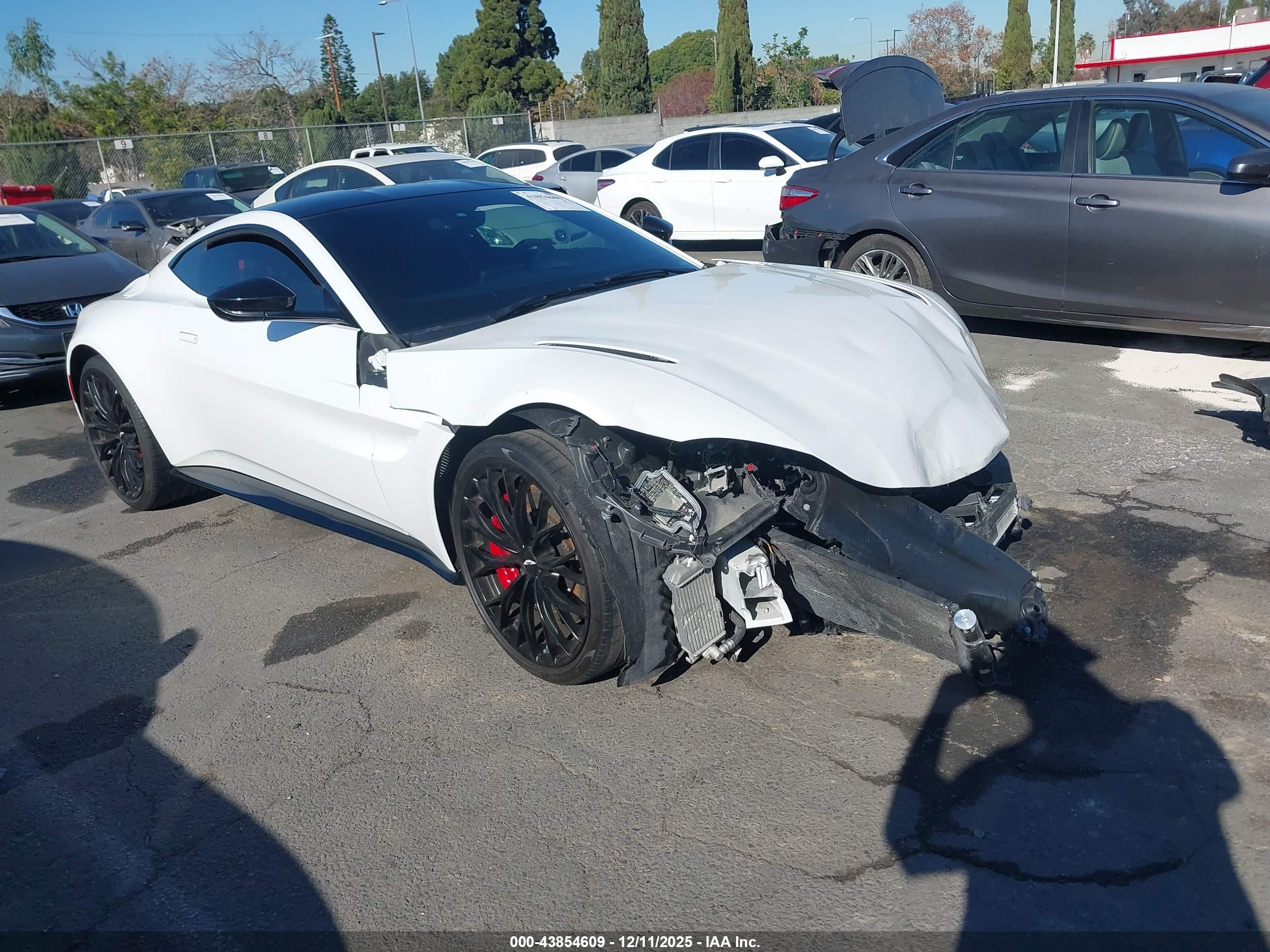 2022 Aston Martin Vantage, VIN SCFSMGAW0NGN06758 — Front end