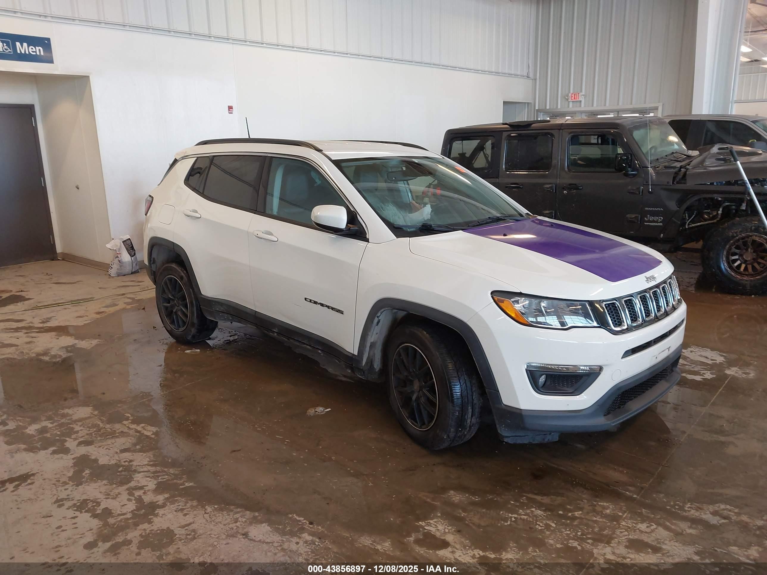 2019 Jeep Compass Altitude, VIN 3C4NJDBB4KT809807 — Бок