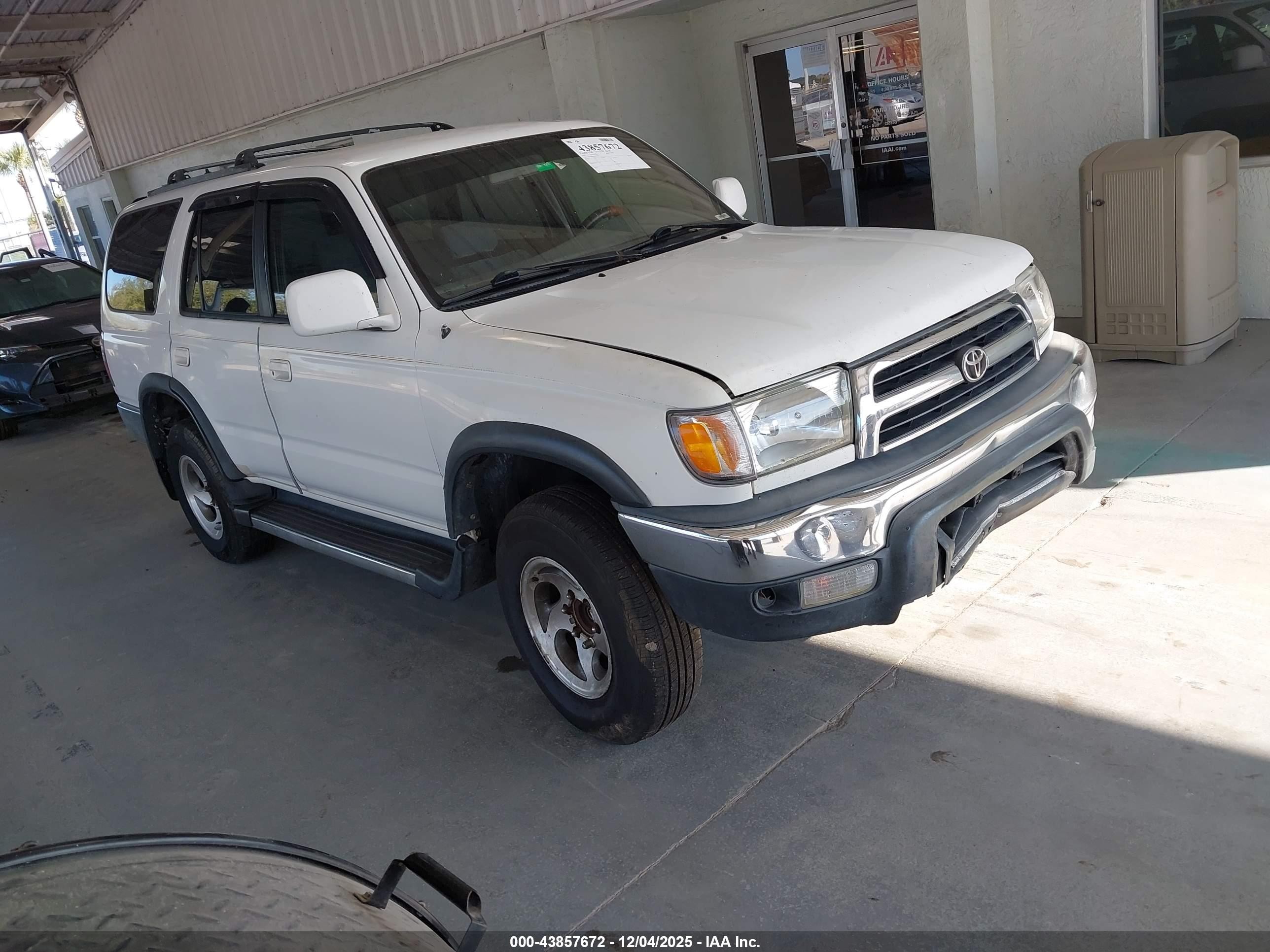 1999 Toyota 4Runner SR5, VIN JT3GN86R9X0093782 — Front end