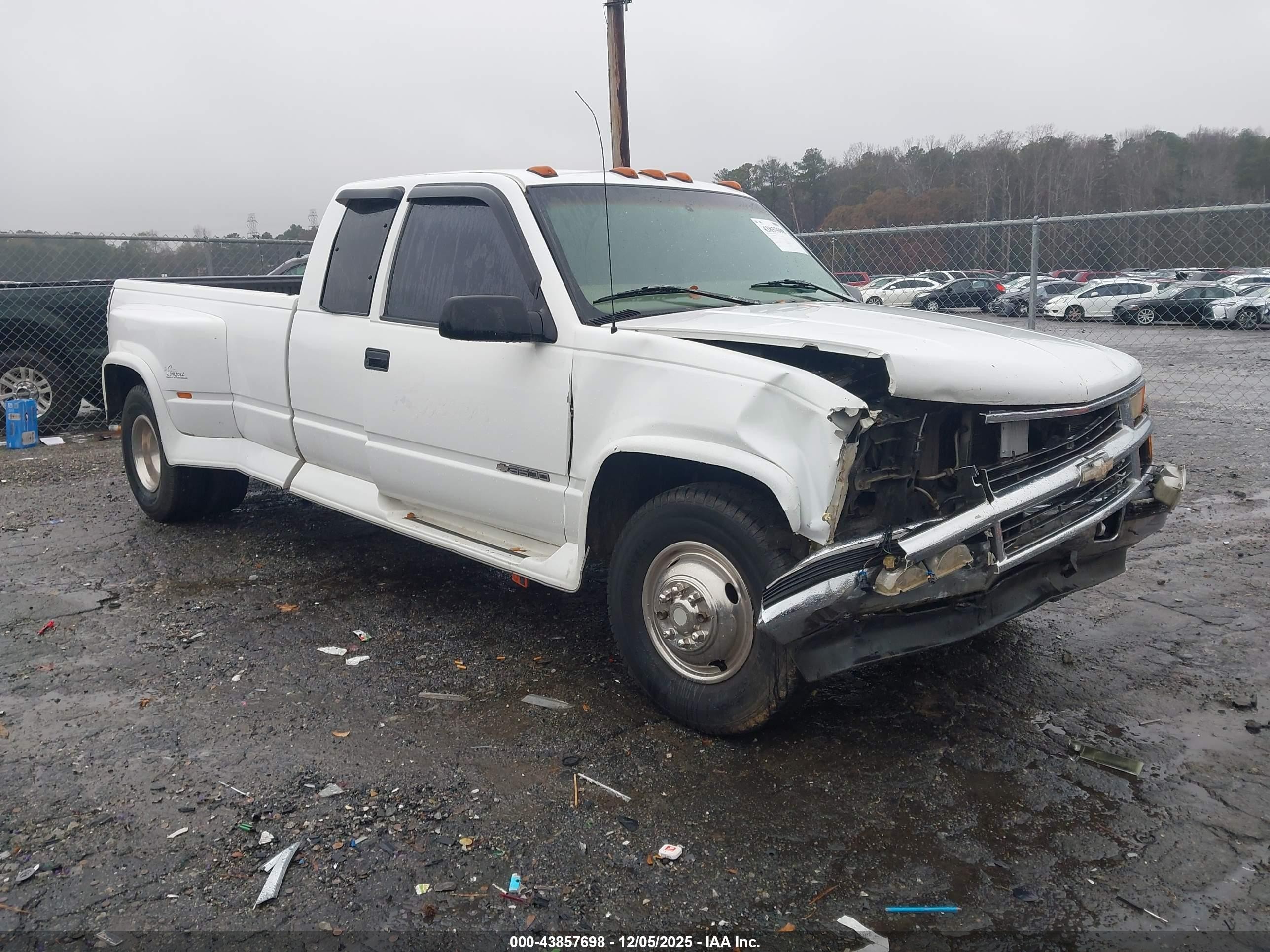 1997 Chevrolet Silverado 3500, VIN 1GBHC39F1VE149373 — Перед