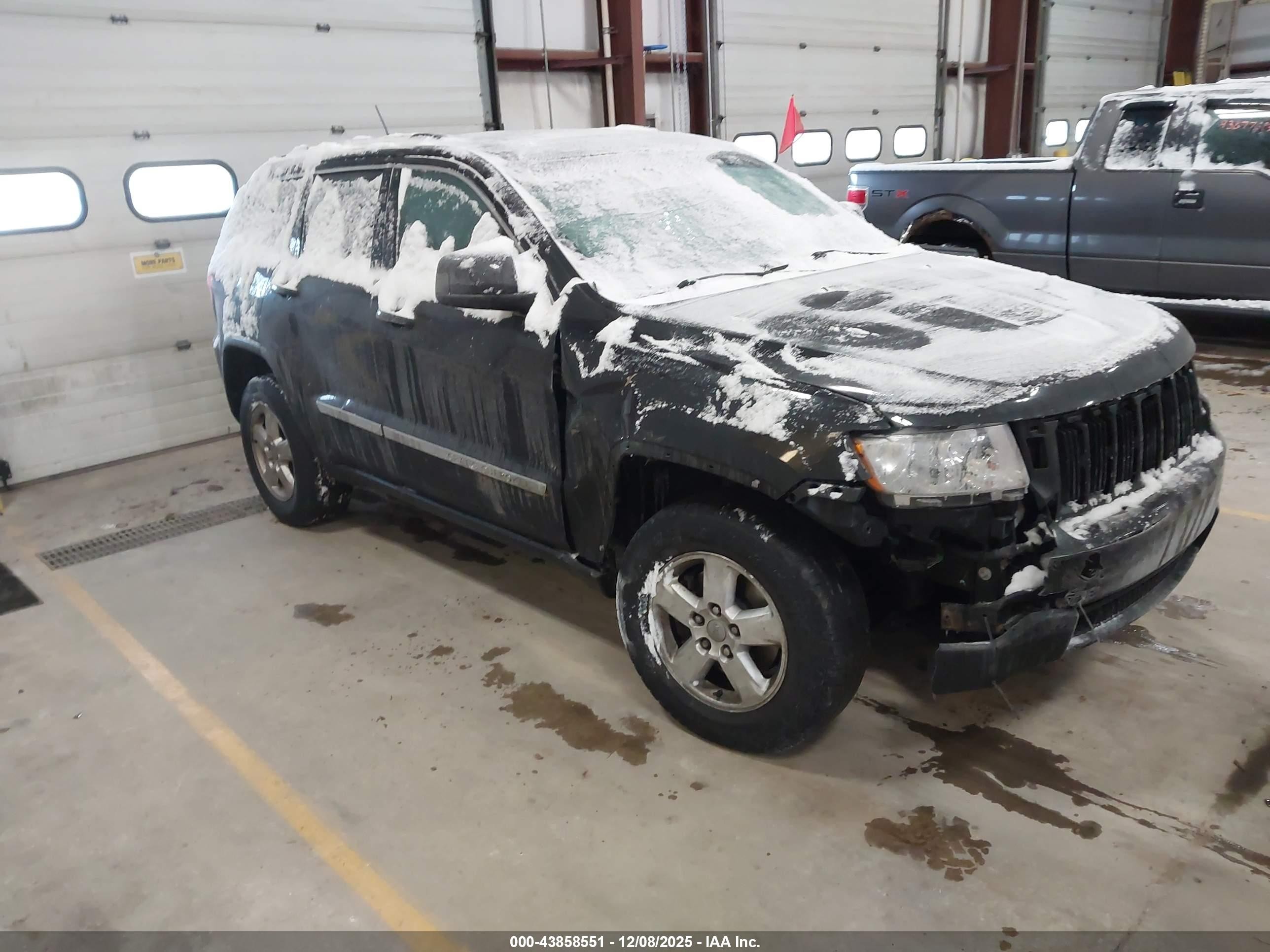 2013 Jeep Grand Cherokee Laredo Trailhawk, VIN 1C4RJFAG5DC560605 — Front end
