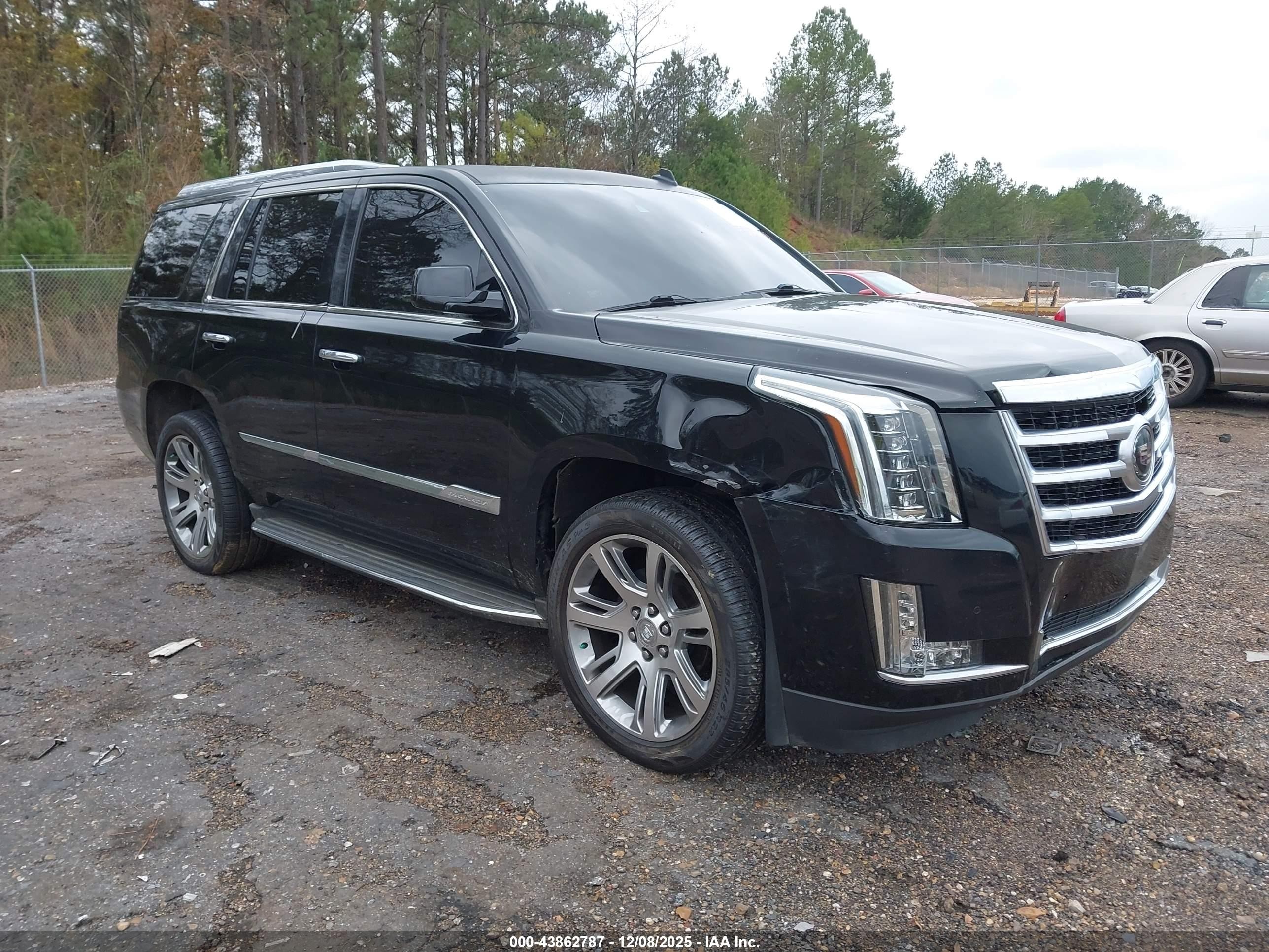 2015 Cadillac Escalade Premium, VIN 1GYS4CKJ8FR308360 — Front end
