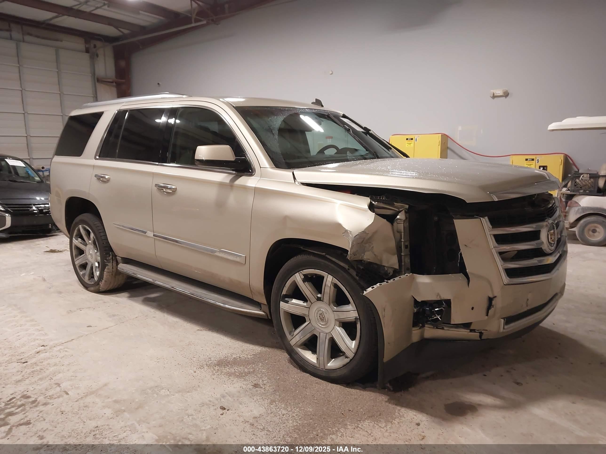 2015 Cadillac Escalade Luxury, VIN 1GYS4BKJ3FR158085 — Front end
