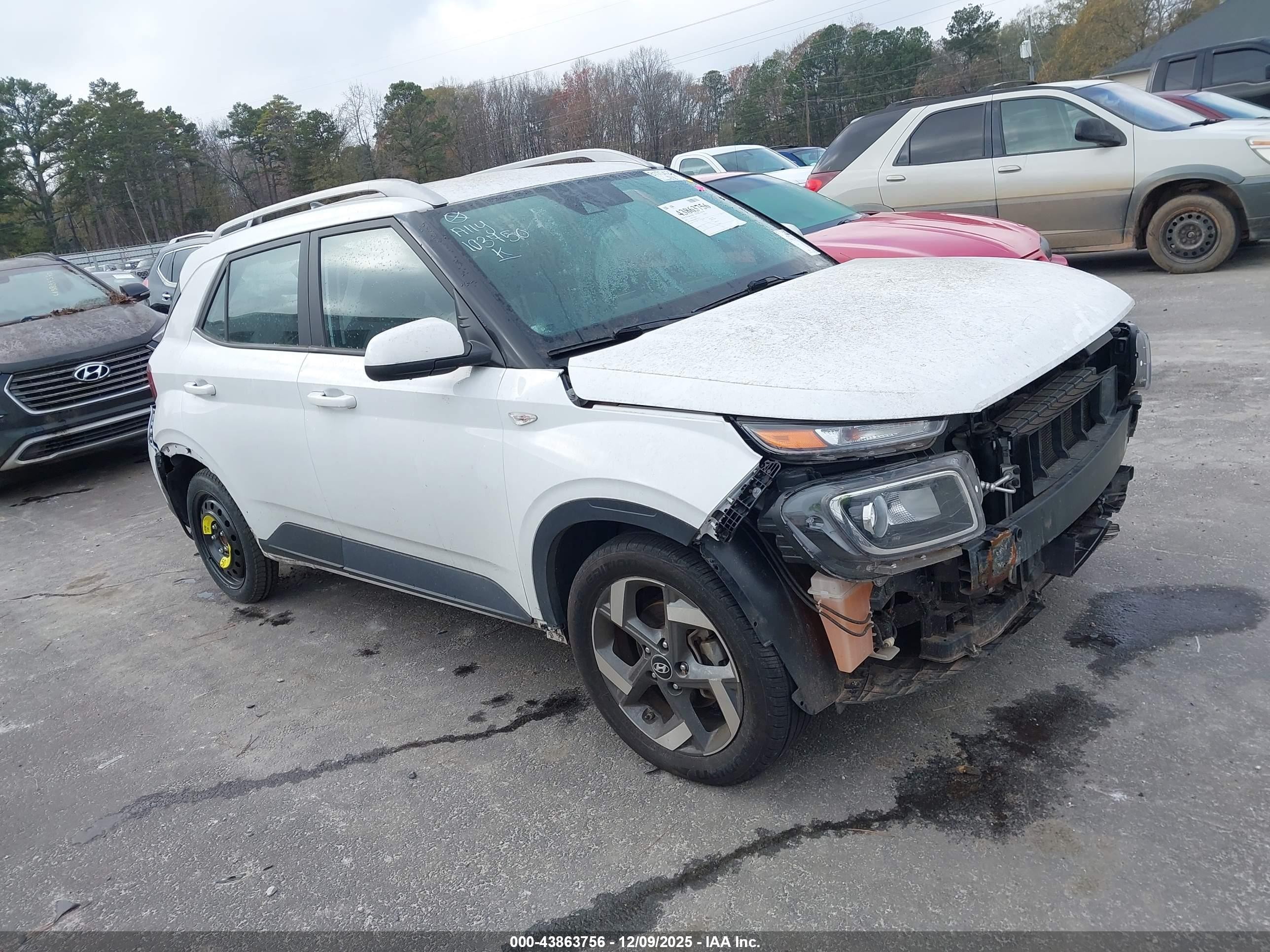 2021 Hyundai Venue Denim, VIN KMHRC8A38MU103750 — Front end