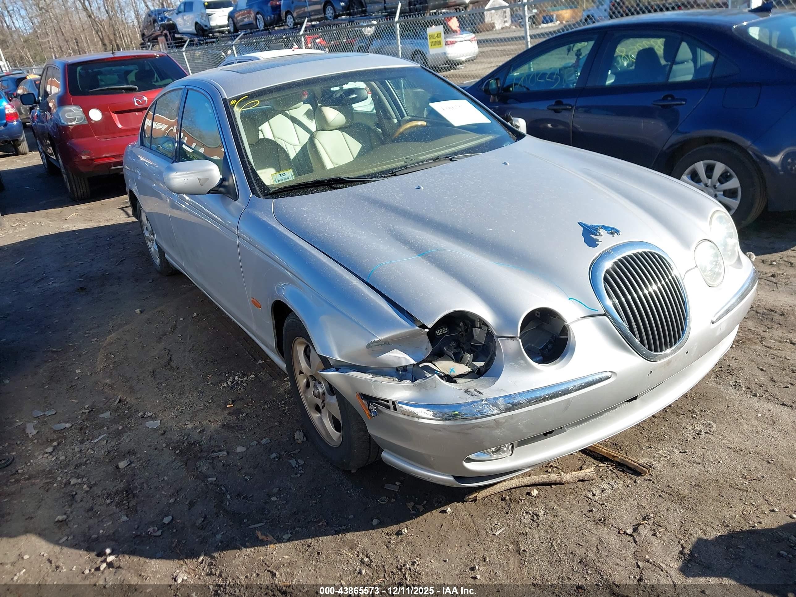 2002 Jaguar S-Type, VIN SAJDA01N52FM44050 — Перед