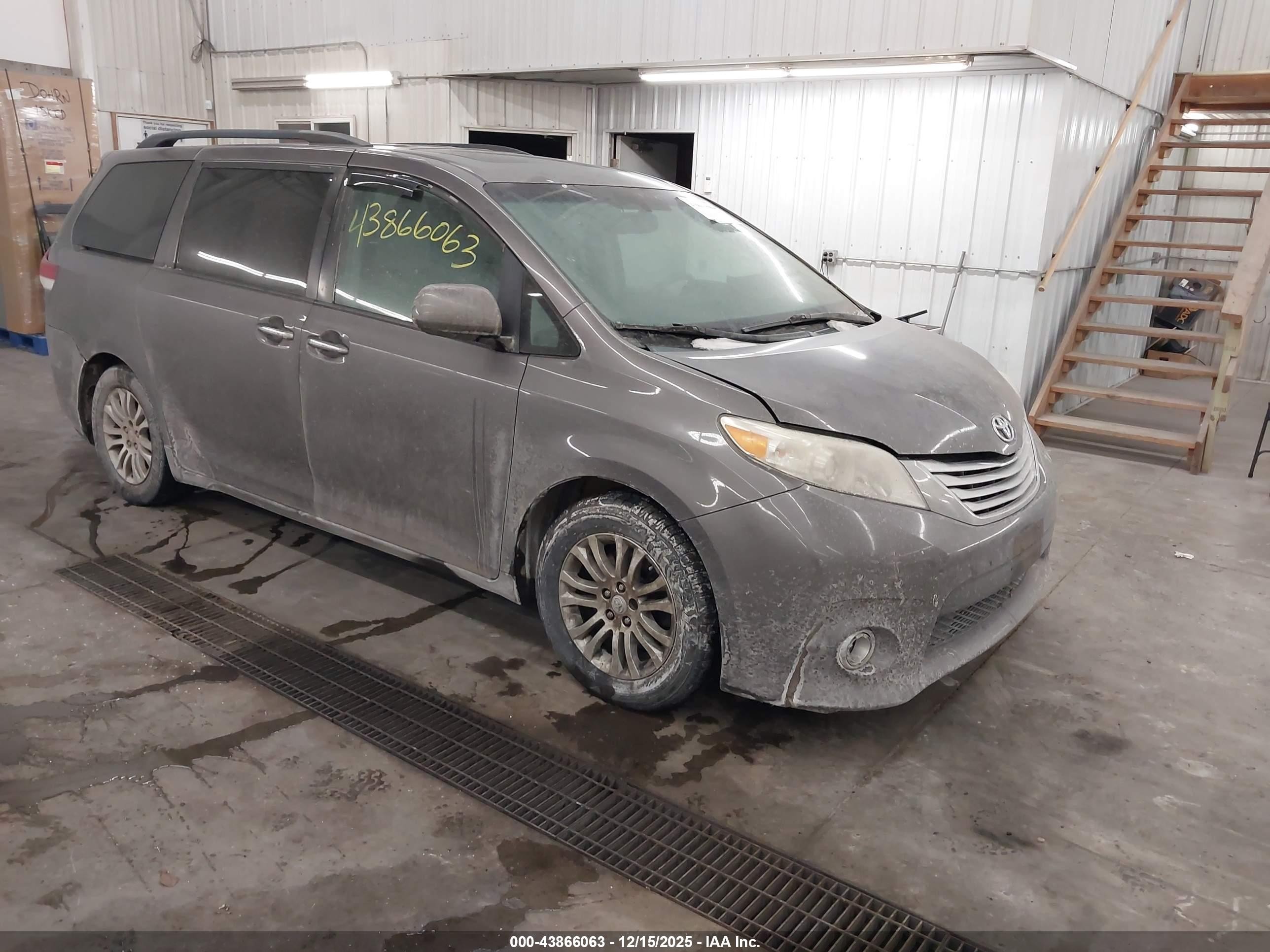 2011 Toyota Sienna Limited, VIN 5TDYK3DC3BS113945 — Rear end