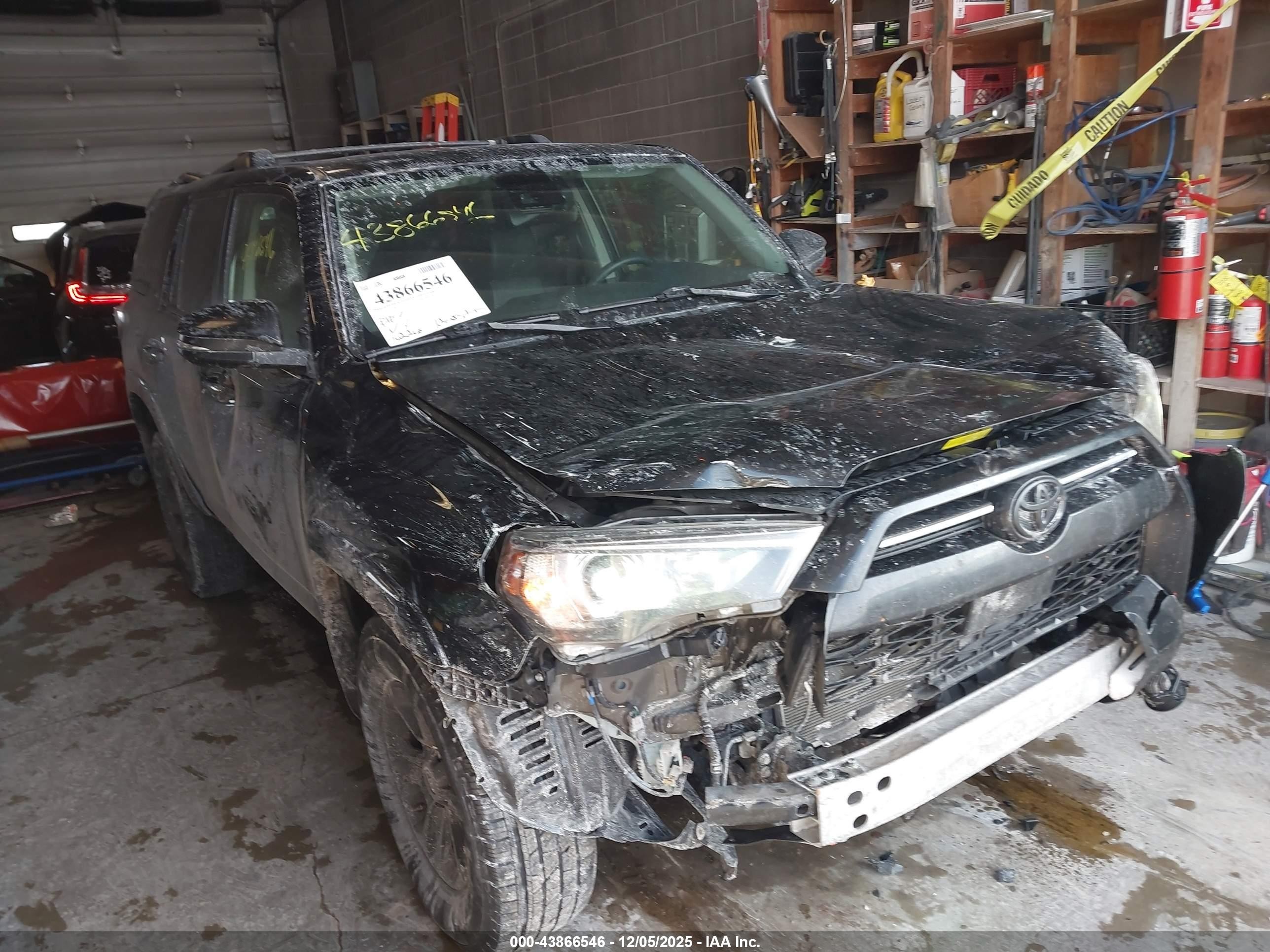 2021 Toyota 4Runner SR5 Premium, VIN JTENU5JR6M5879240 — Front end