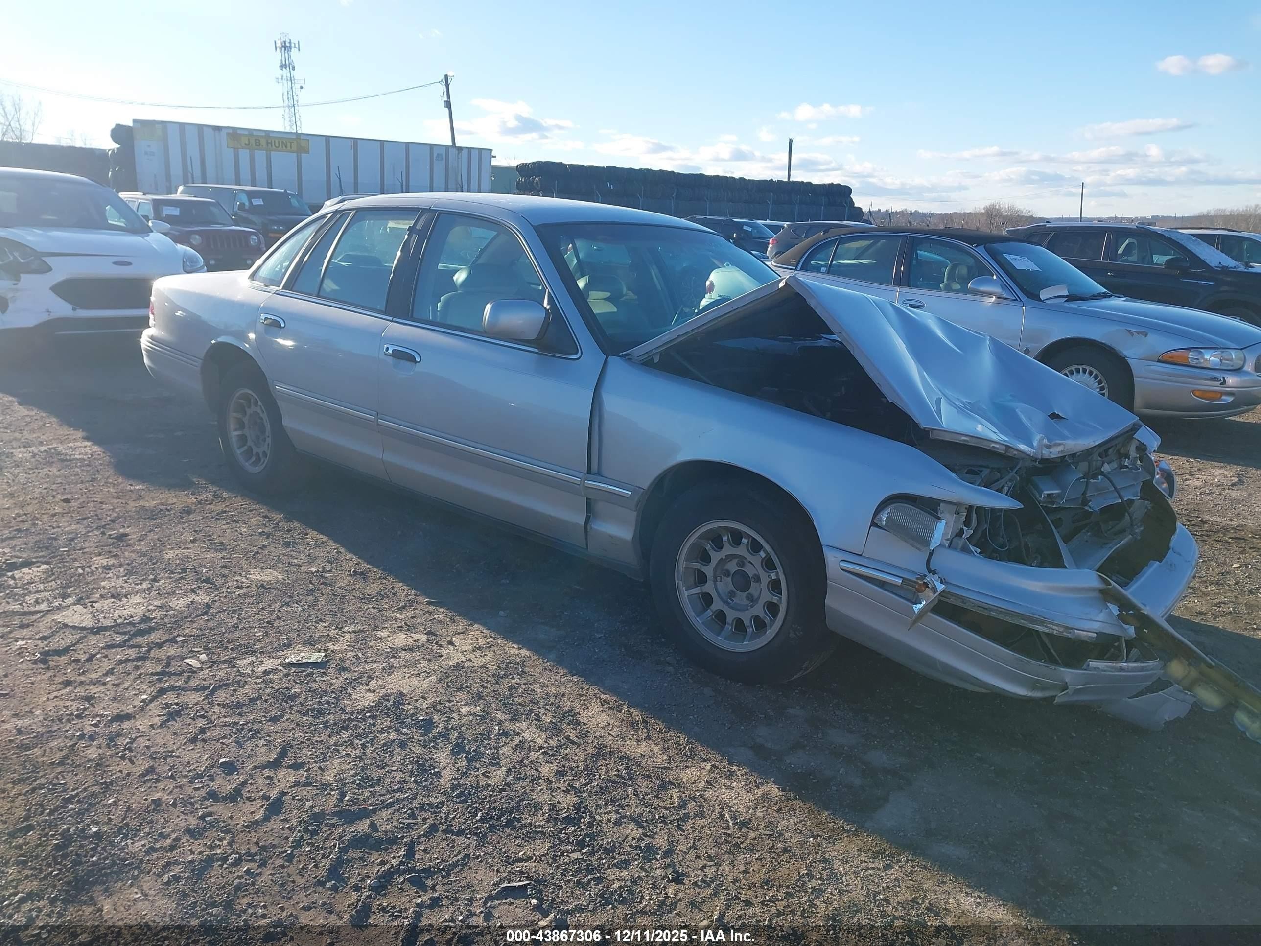 1996 Ford Crown Victoria LX, VIN 2FALP74W0TX197229 — Front end
