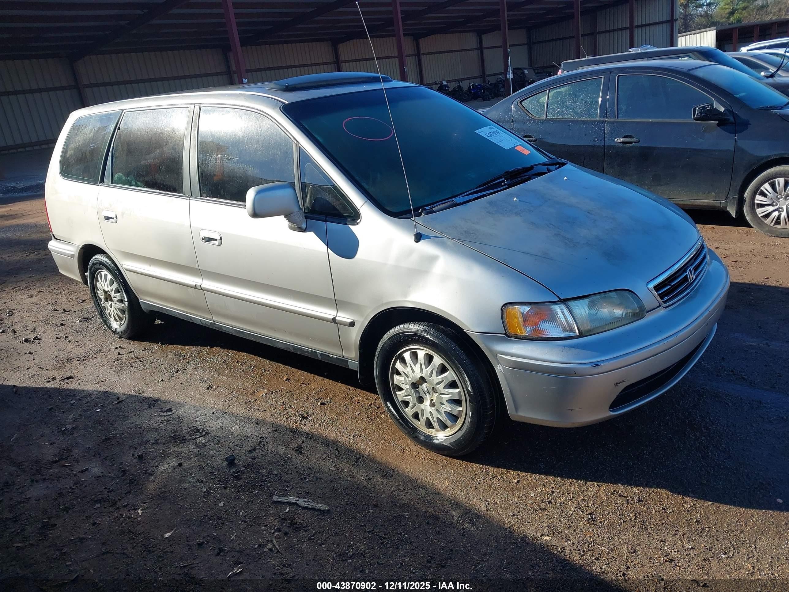 1998 Honda Odyssey EX, VIN JHMRA3870WC002232 — Front end