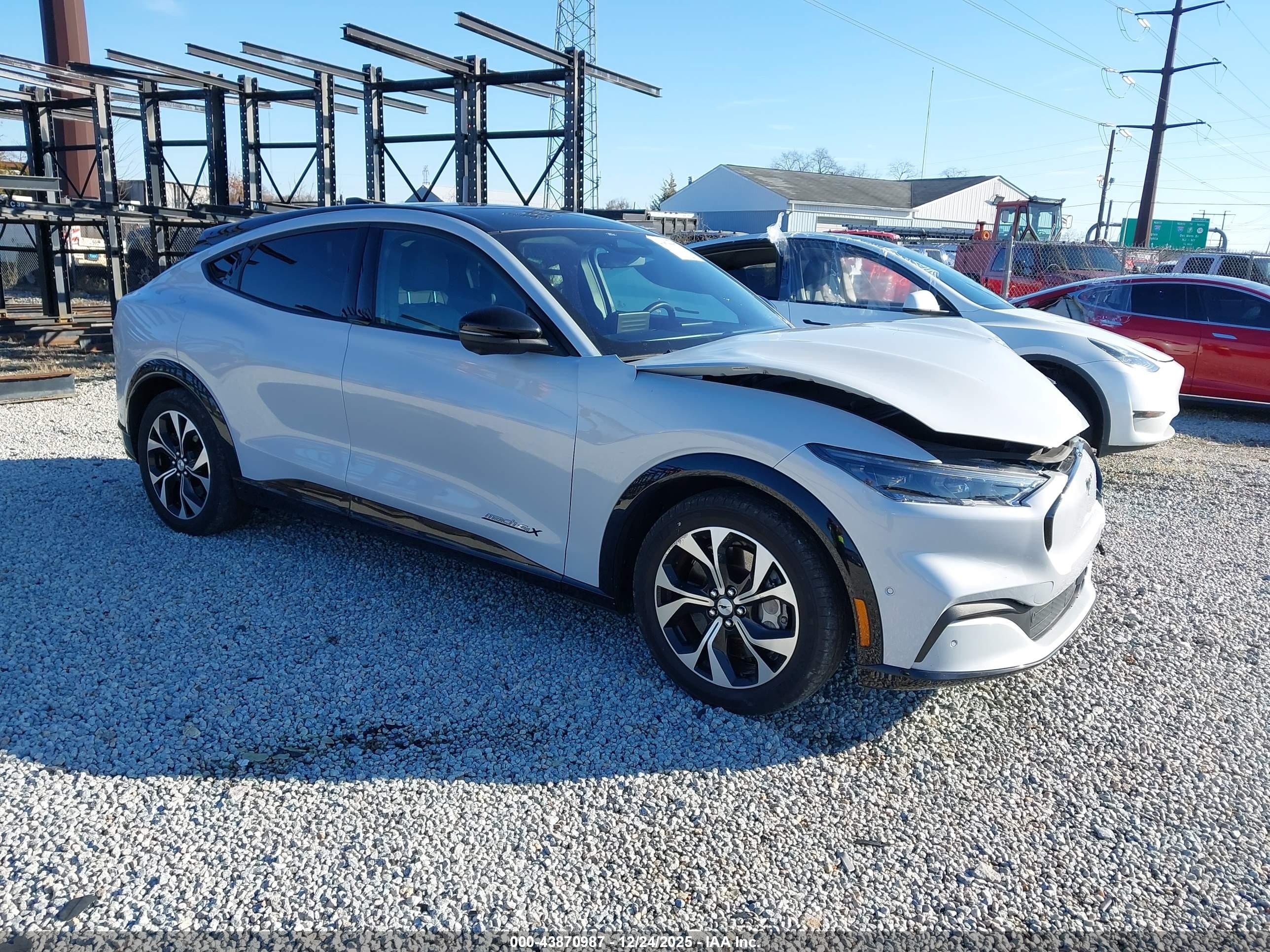 2022 Ford Mustang Mach-E Premium, VIN 3FMTK3SU4NMA40798 — Front end