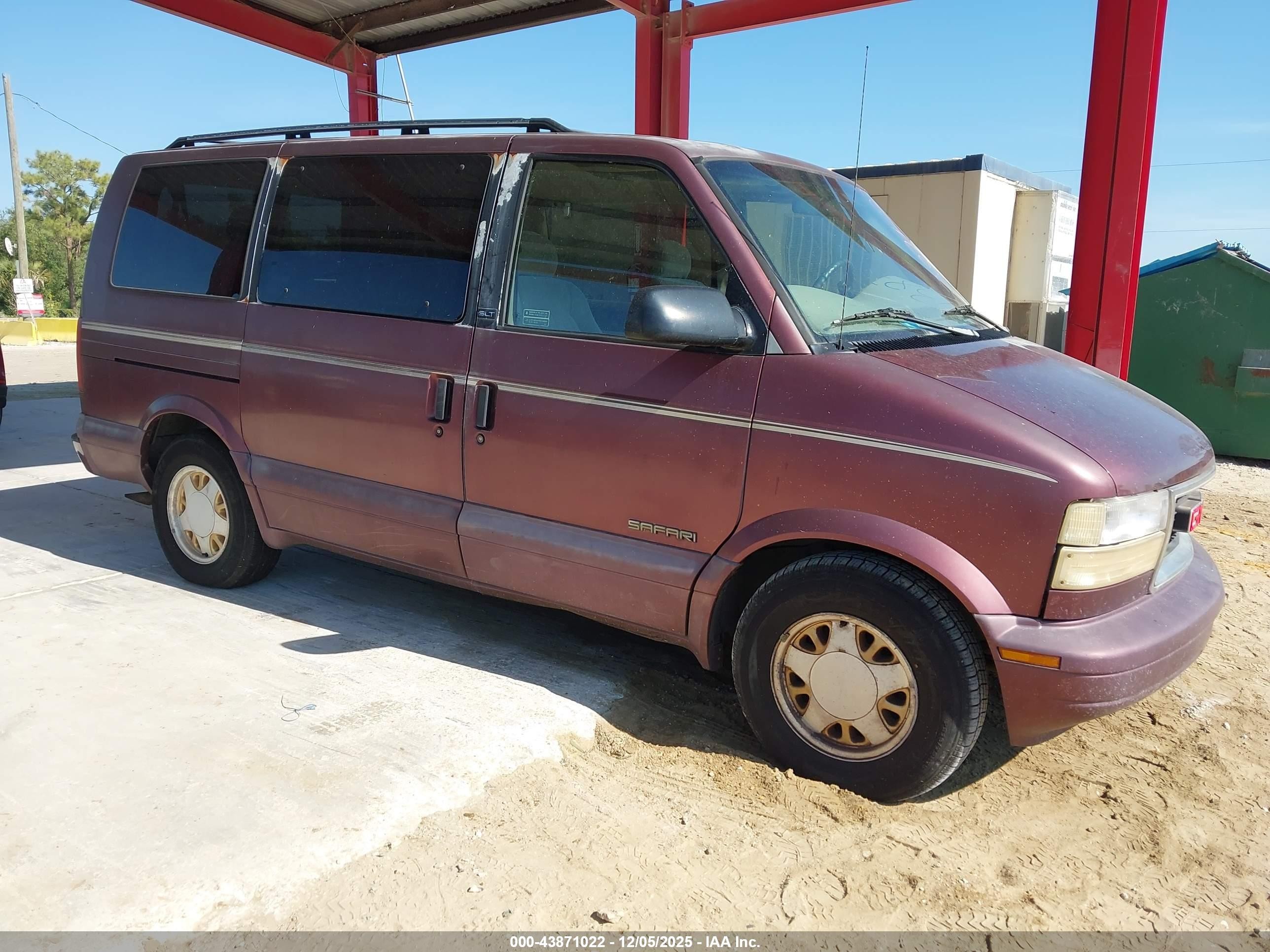1996 GMC Safari, VIN 1GKDM19W1TB512740 — Rear end