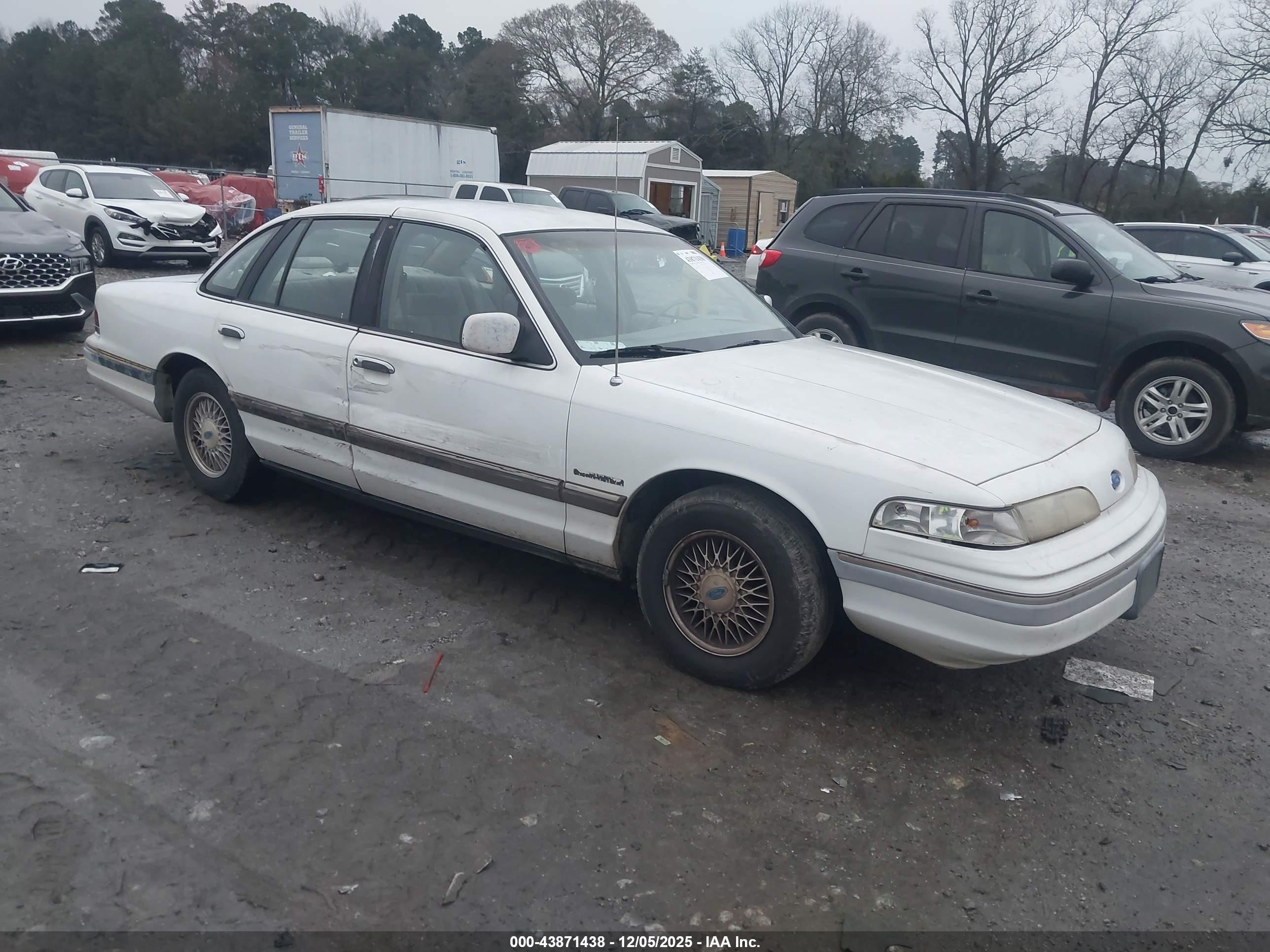 1992 Ford Crown Victoria LX, VIN 2FACP74W1NX111915 — Side