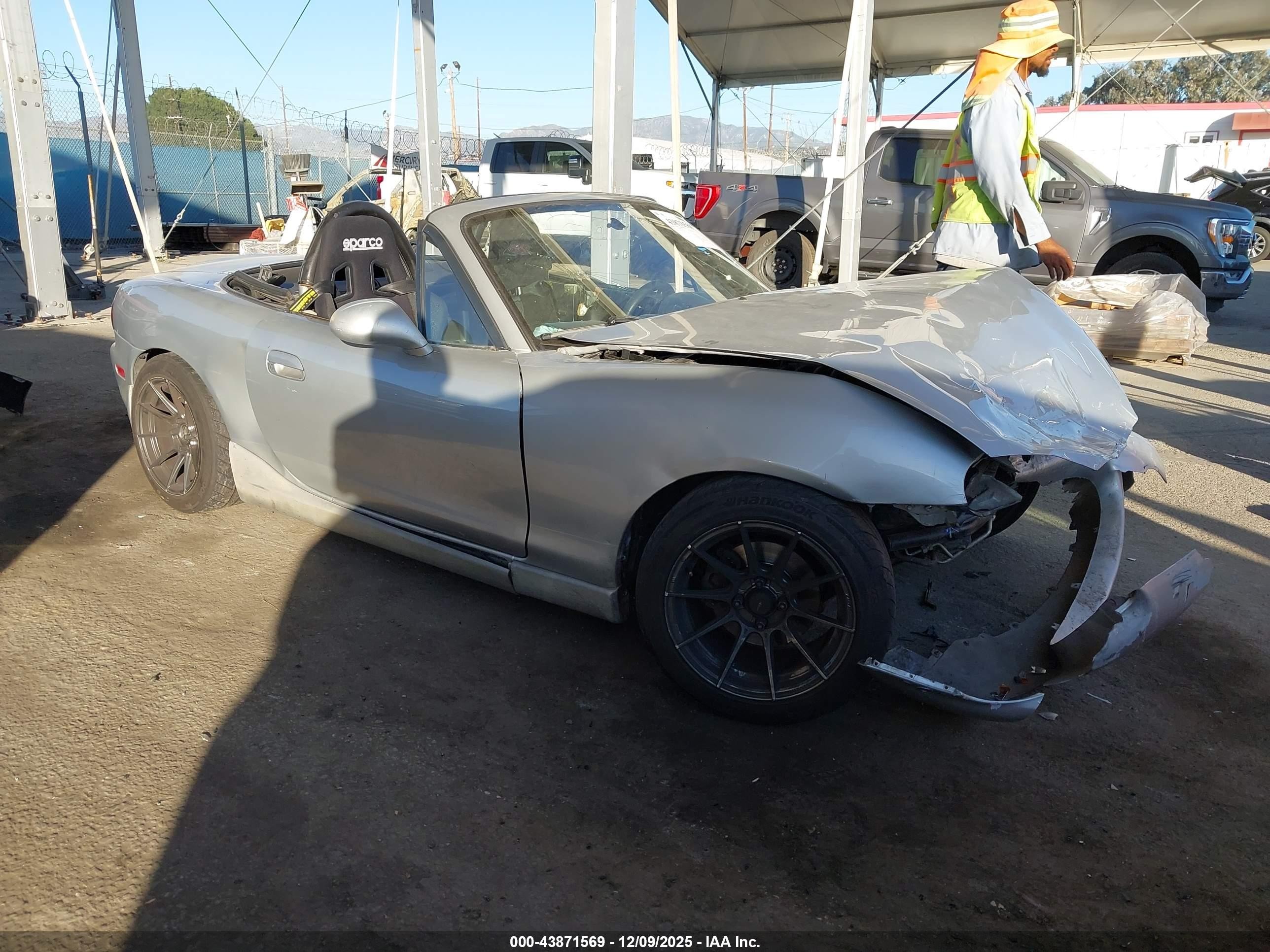 1999 Mazda MX-5 Miata, VIN JM1NB3537X0110462 — Front end