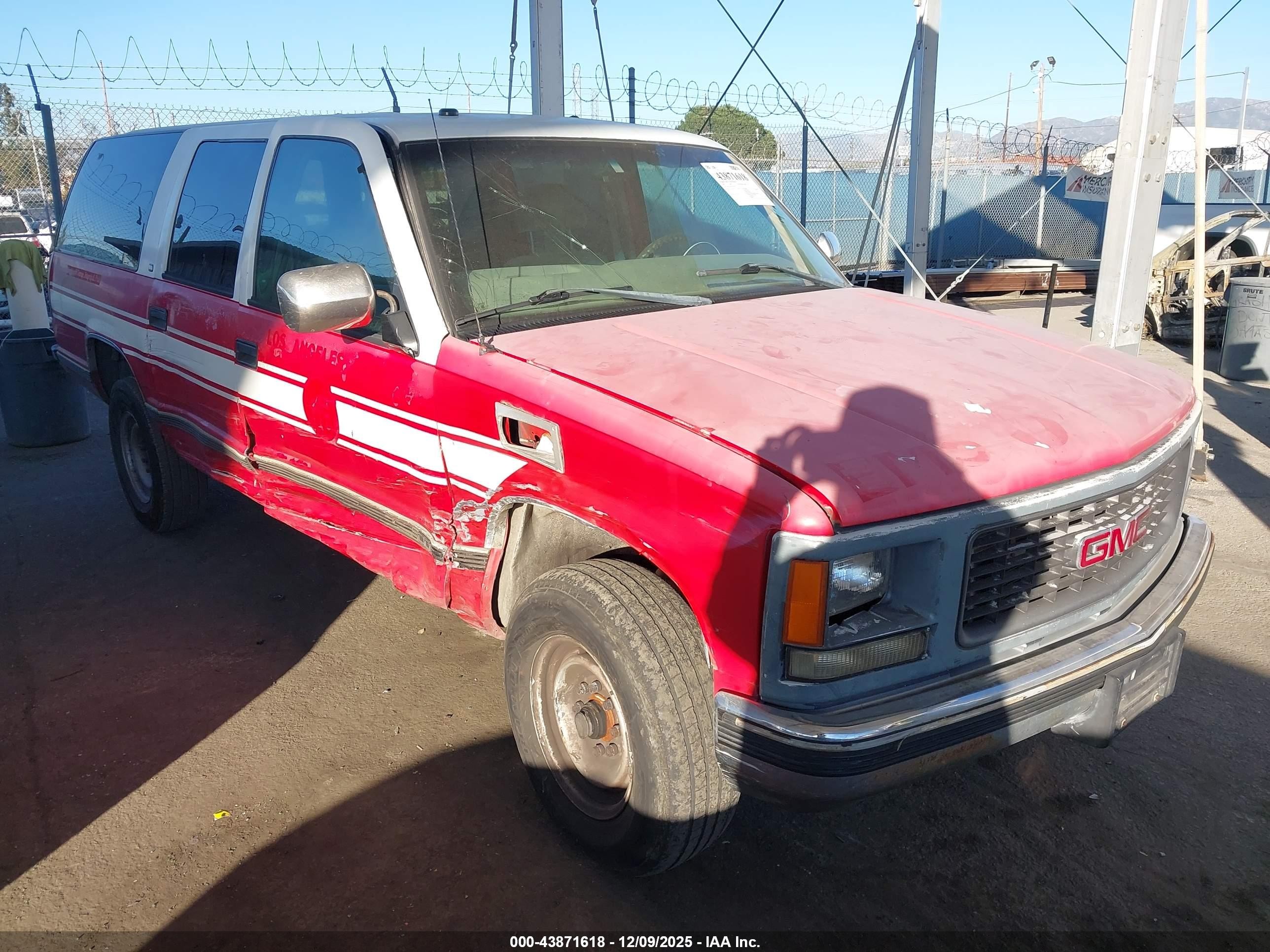 1998 GMC Suburban, VIN 1GKGC26R7WJ725044 — Side