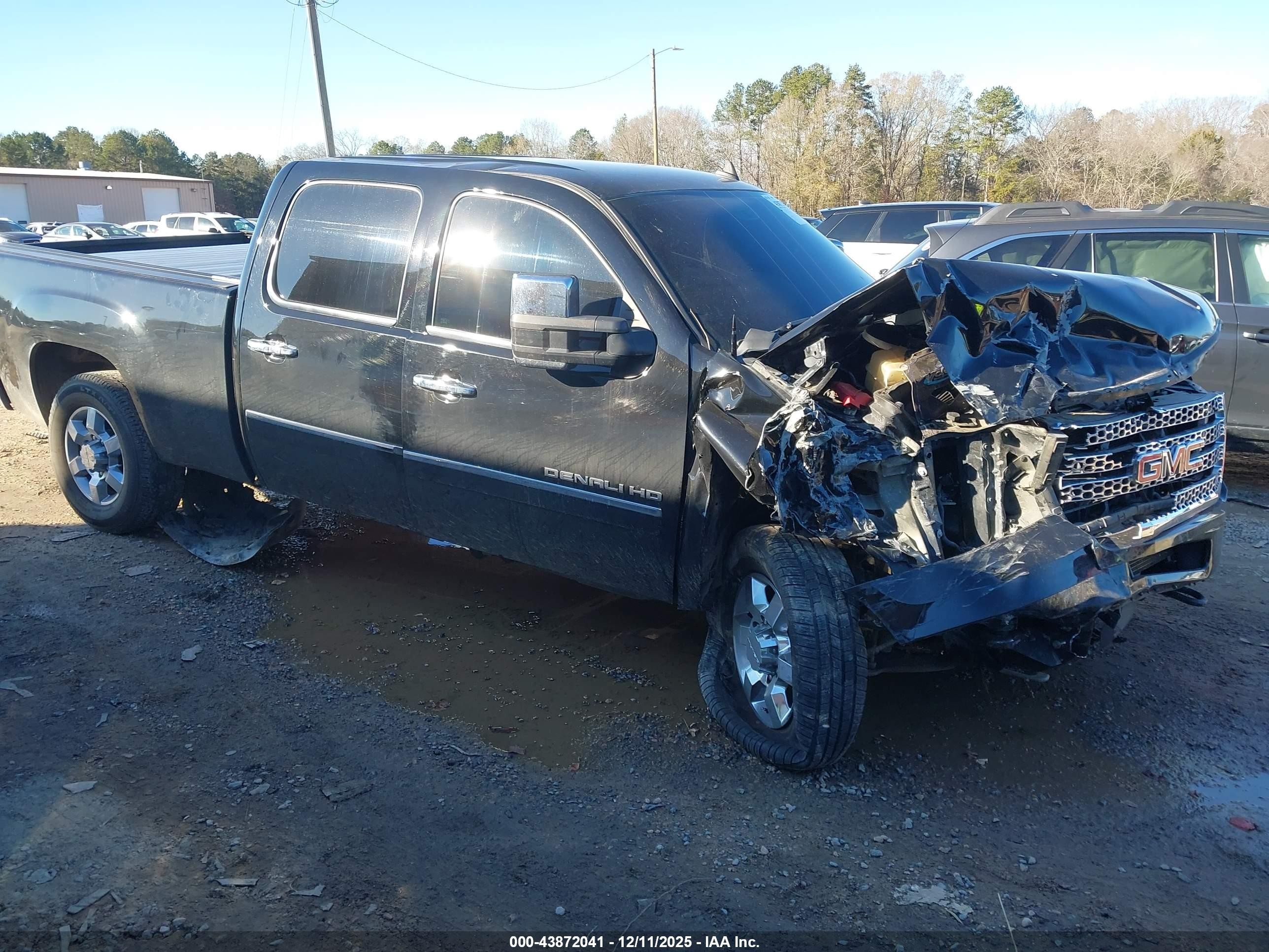 2012 GMC Sierra 2500HD Denali, VIN 1GT115E8XCF141947 — Front end