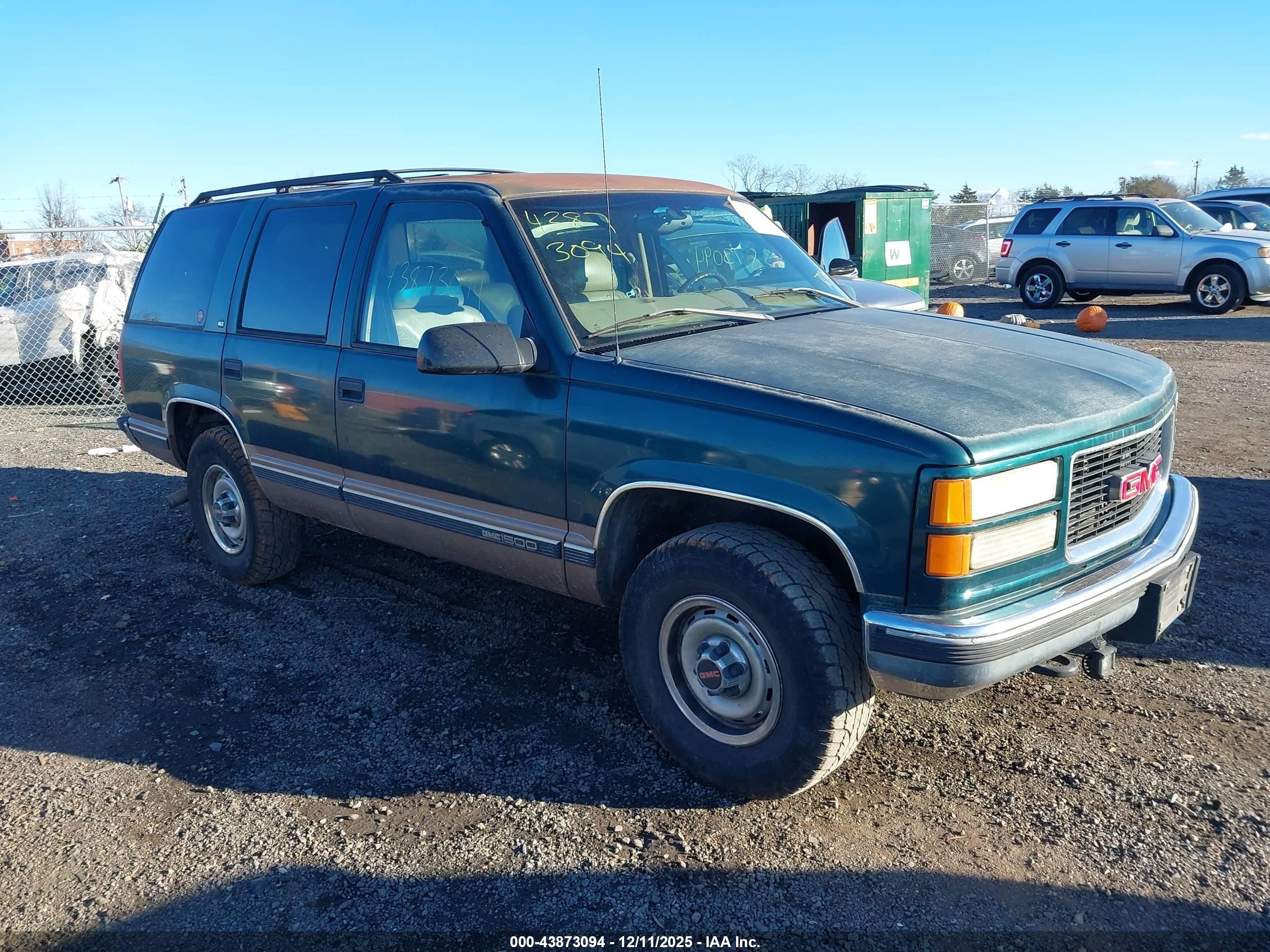 1998 GMC Yukon, VIN 1GKEK13R7WJ723447 — Side