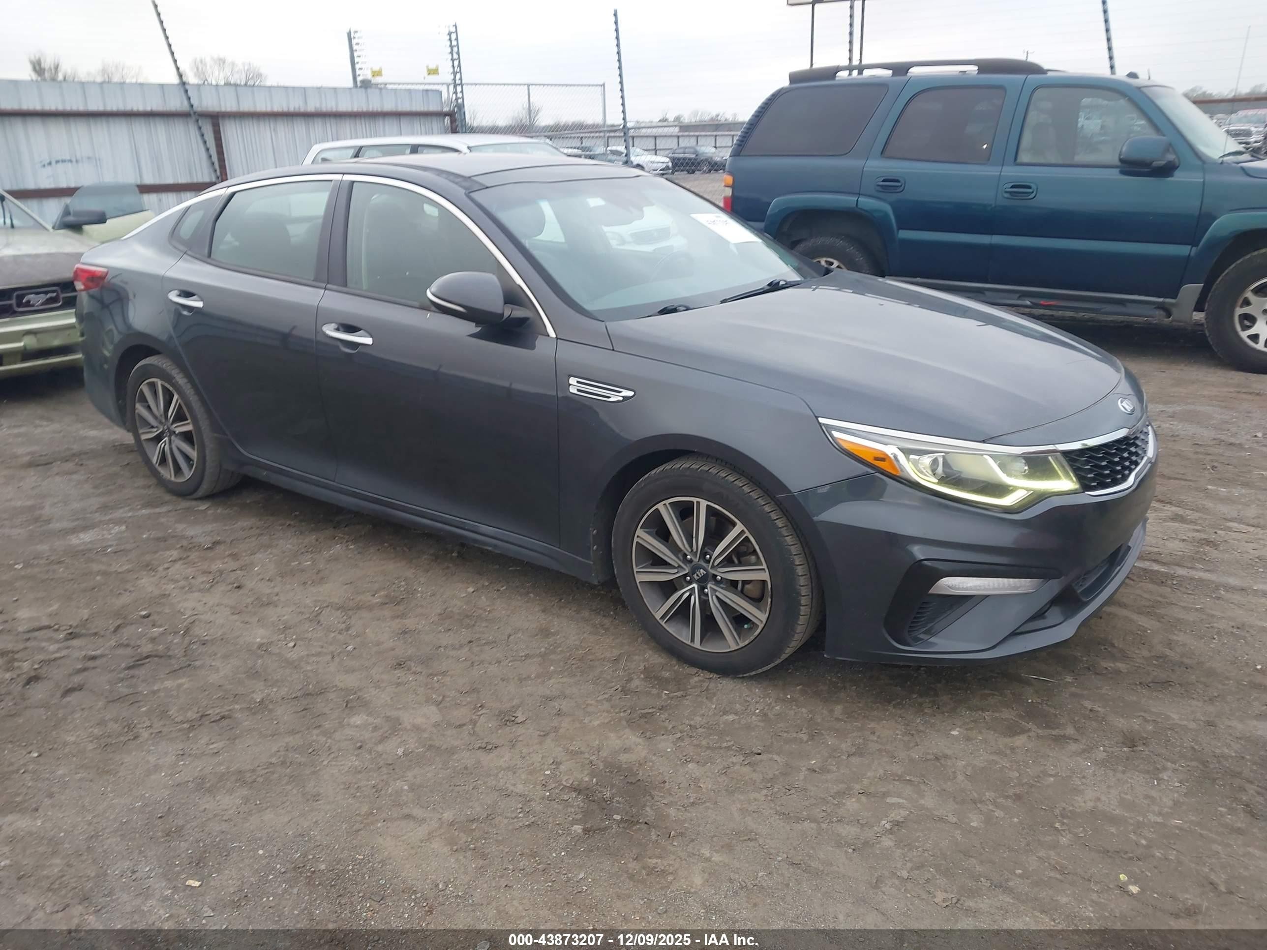 2019 Kia Optima EX, VIN 5XXGU4L19KG326640 — Side