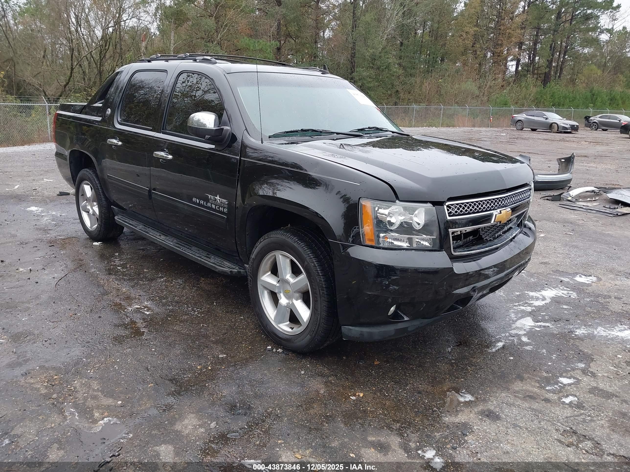 2013 Chevrolet Avalanche LT, VIN 3GNMCFE06DG281024 — Front end