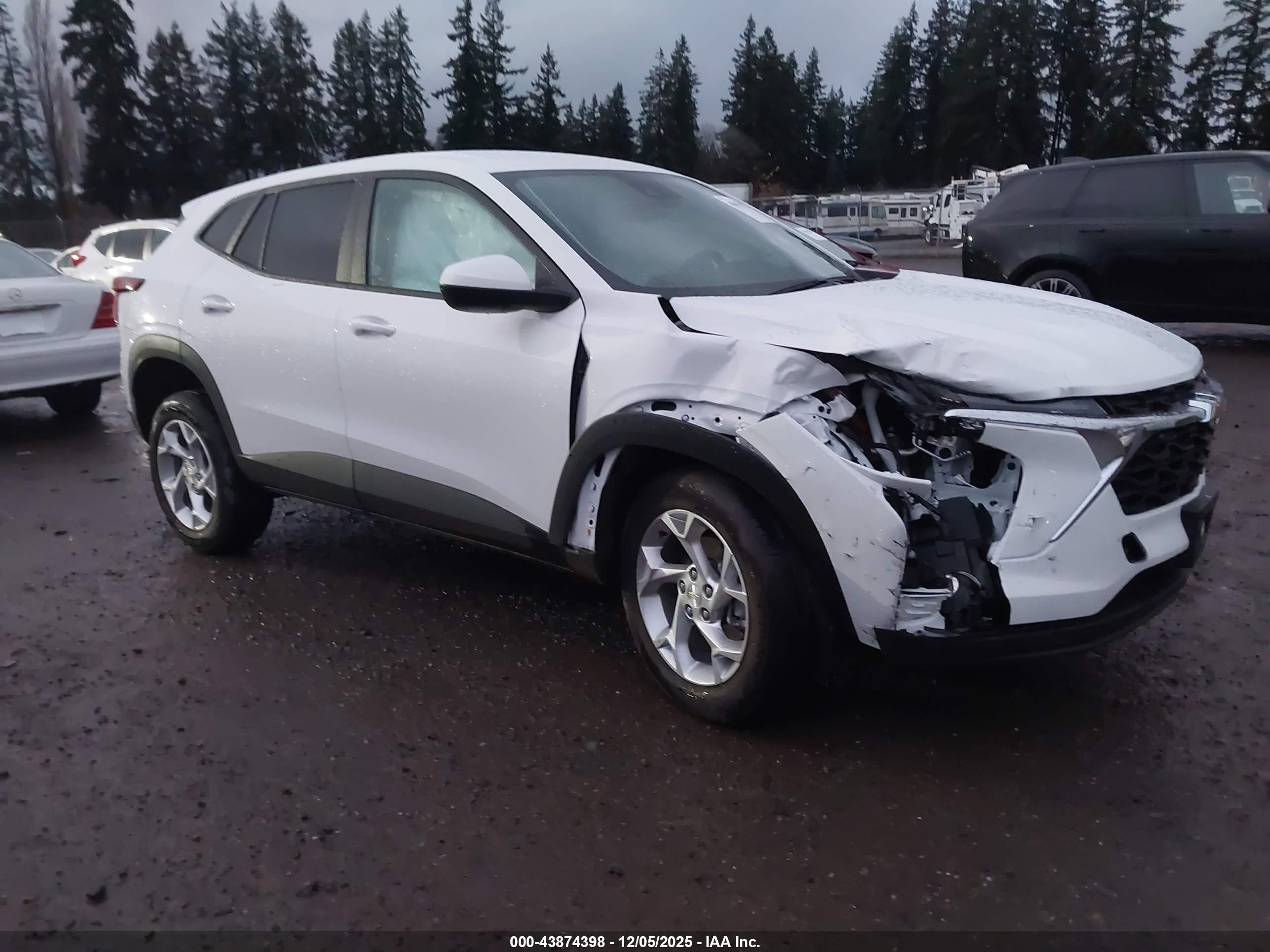 2025 Chevrolet Trax LS, VIN KL77LFEP1SC210846 — Front end
