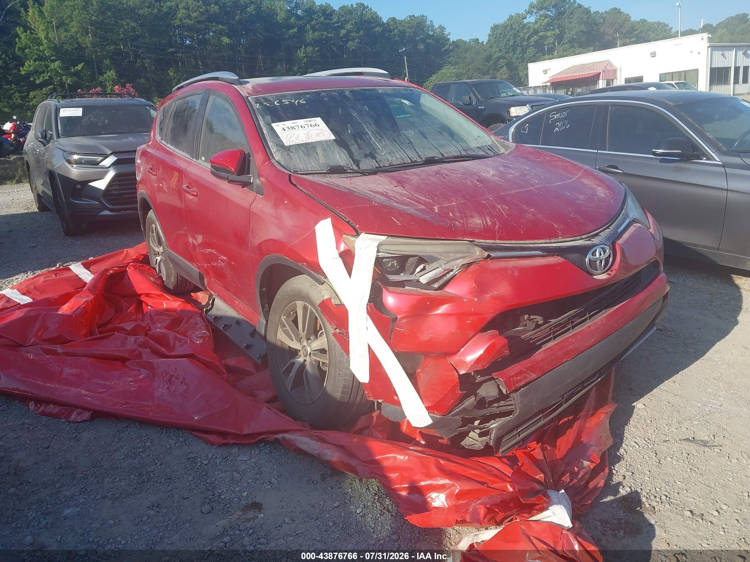 2016 Toyota RAV4 XLE, VIN JTMWFREV7GJ096716 — Front end
