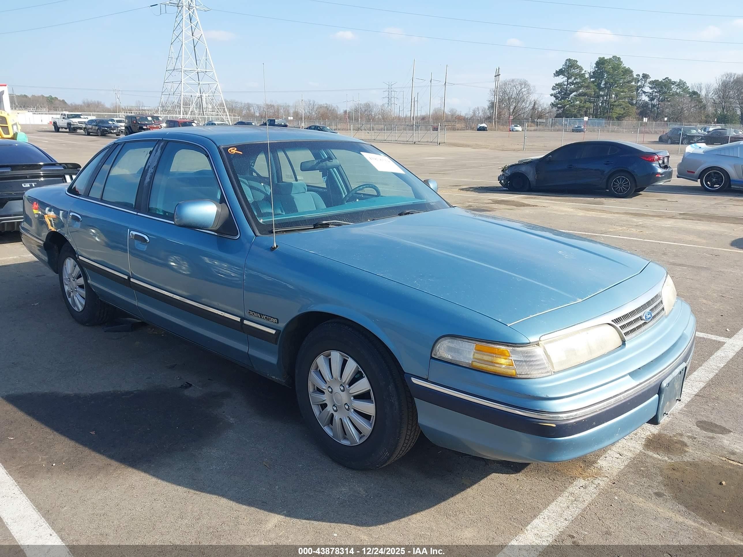 1993 Ford Crown Victoria, VIN 2FALP73W5PX193667 — Front end
